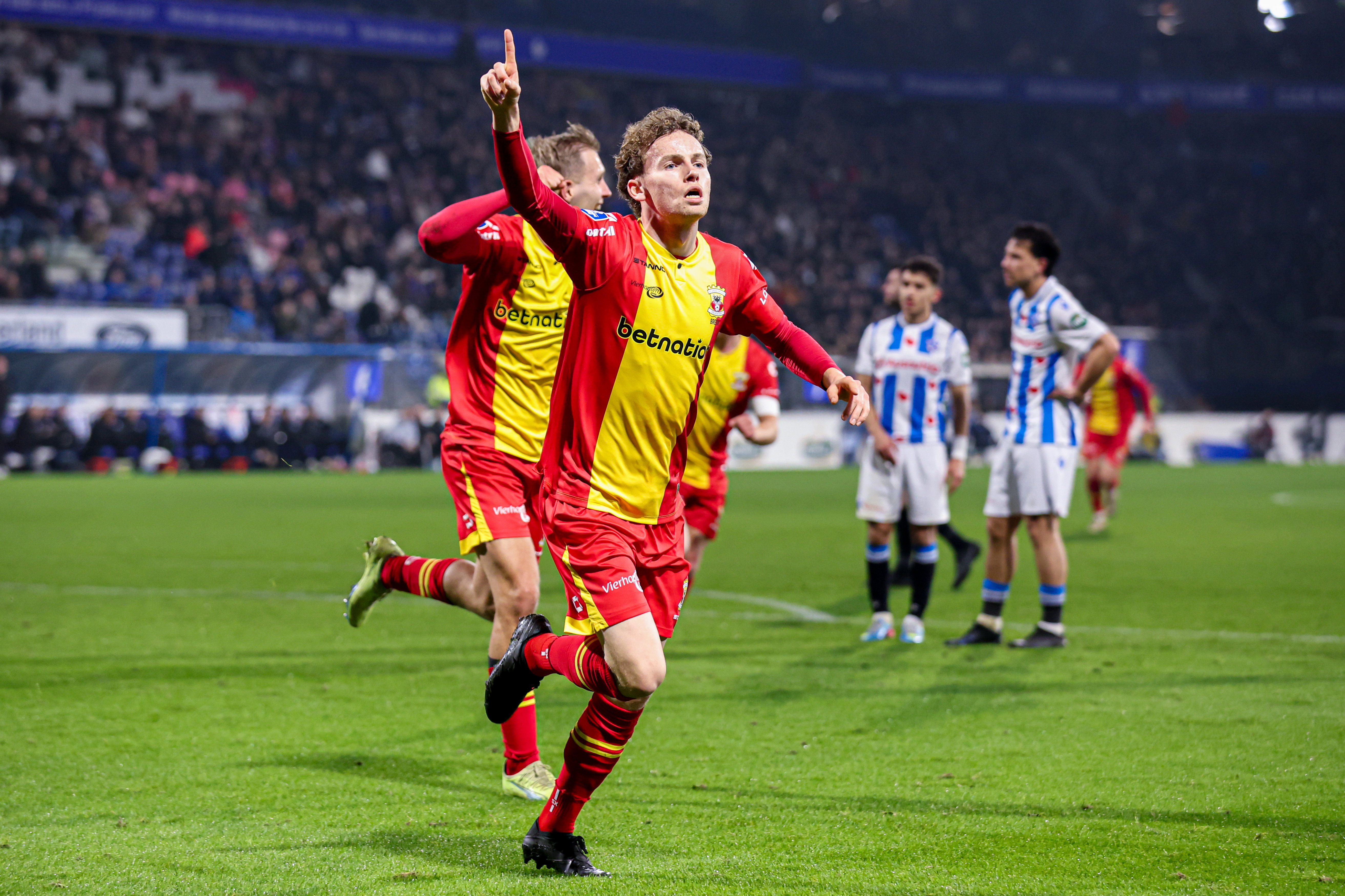 Go Ahead Eagles juicht na een doelpunt tegen SC Heerenveen
