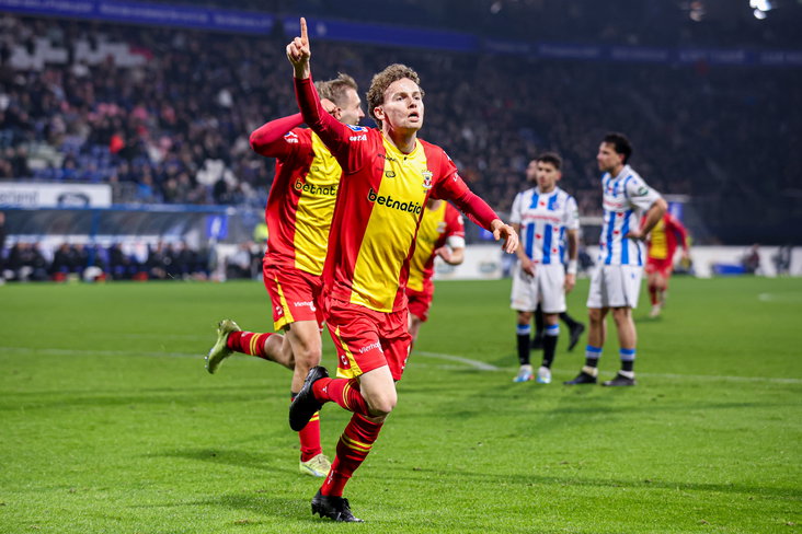 Go Ahead Eagles juicht na een doelpunt tegen SC Heerenveen