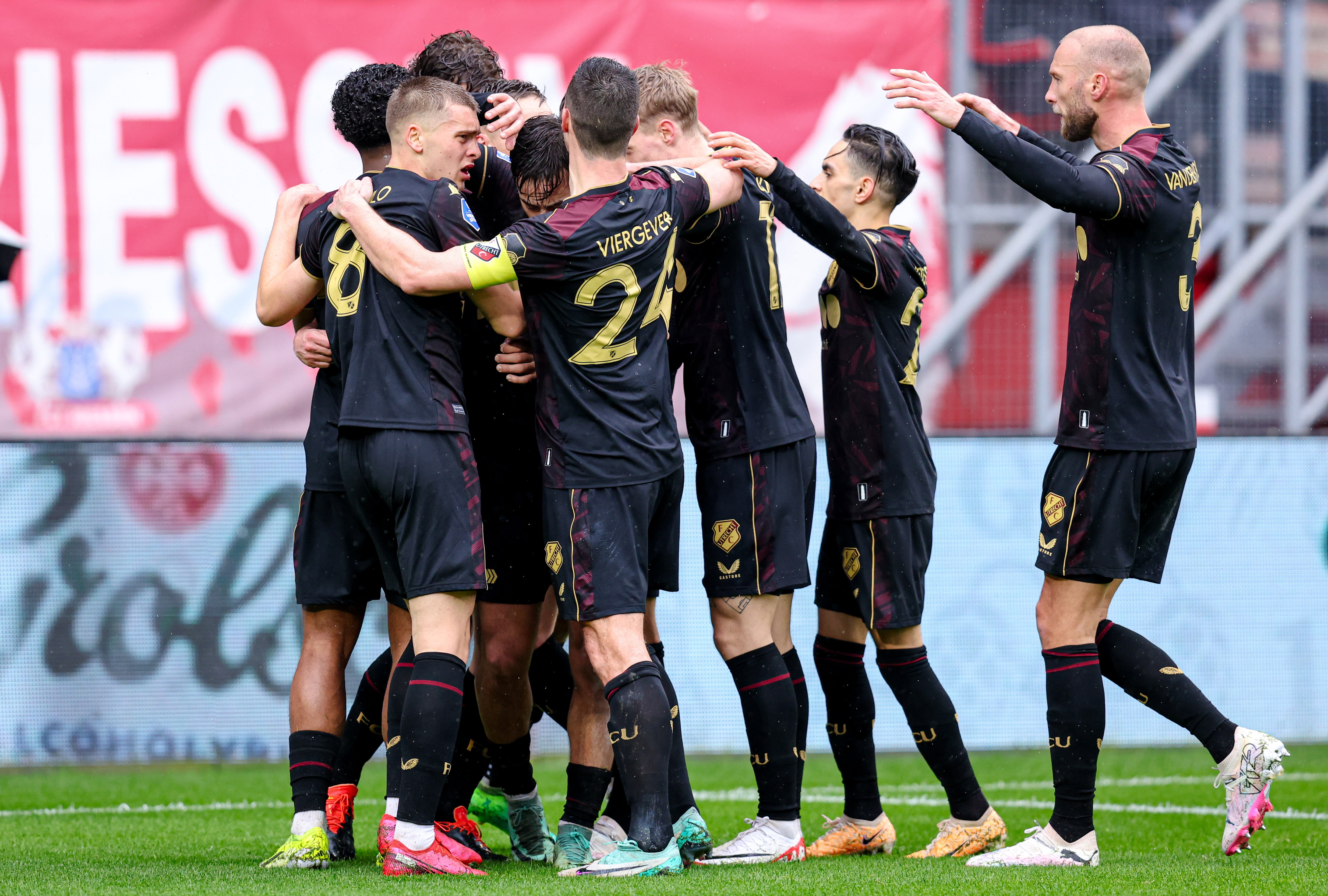 FC Utrecht juicht na een goal tegen FC Twente