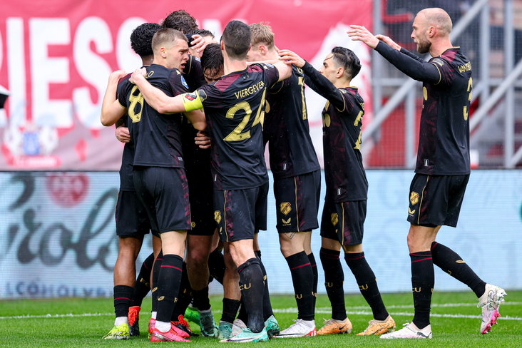 FC Utrecht juicht na een goal tegen FC Twente