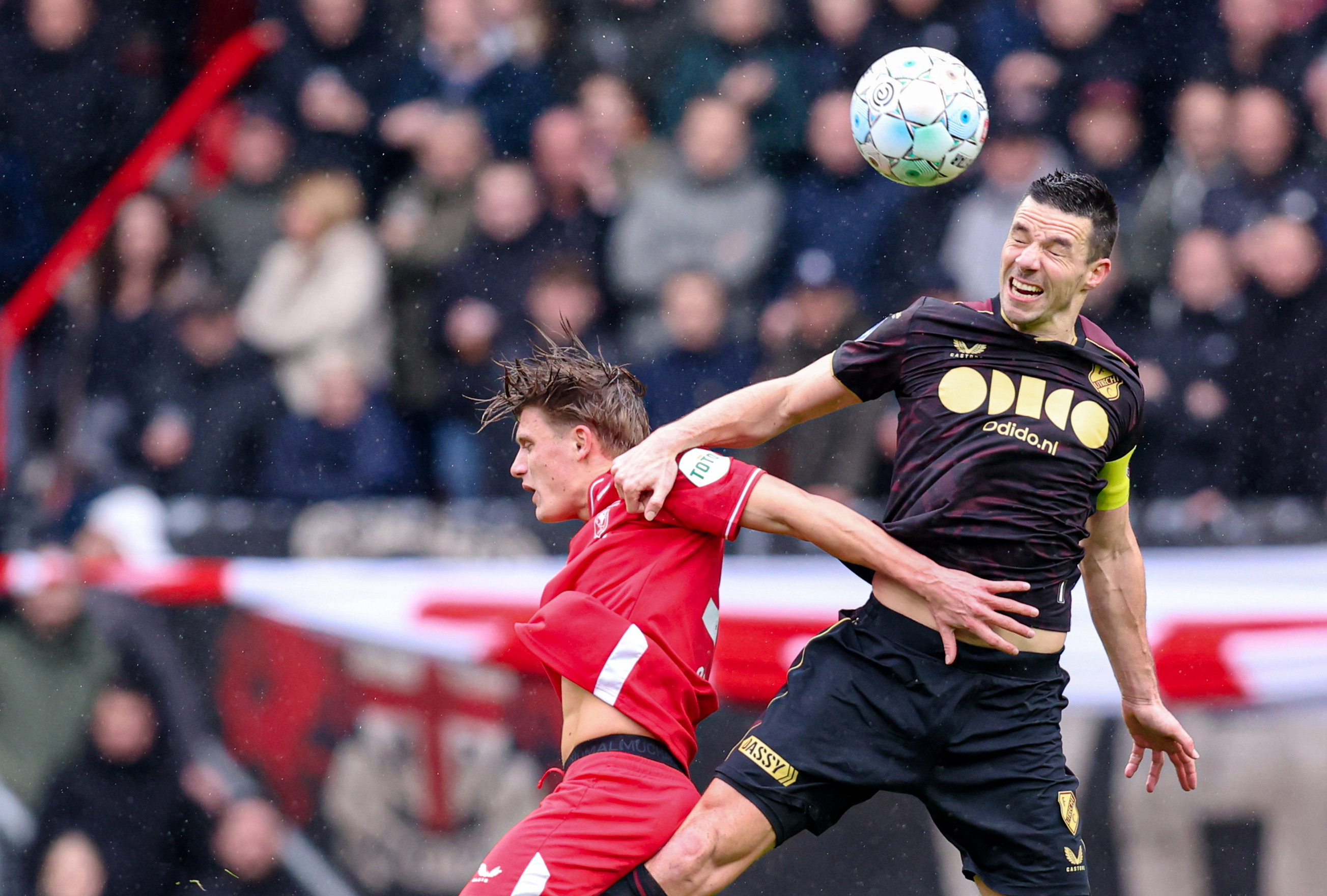 Sem Steijn (FC Twente) in duel met Nick Viergever (FC Utrecht)
