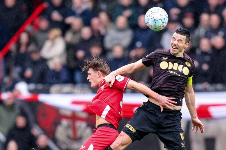 Sem Steijn (FC Twente) in duel met Nick Viergever (FC Utrecht)