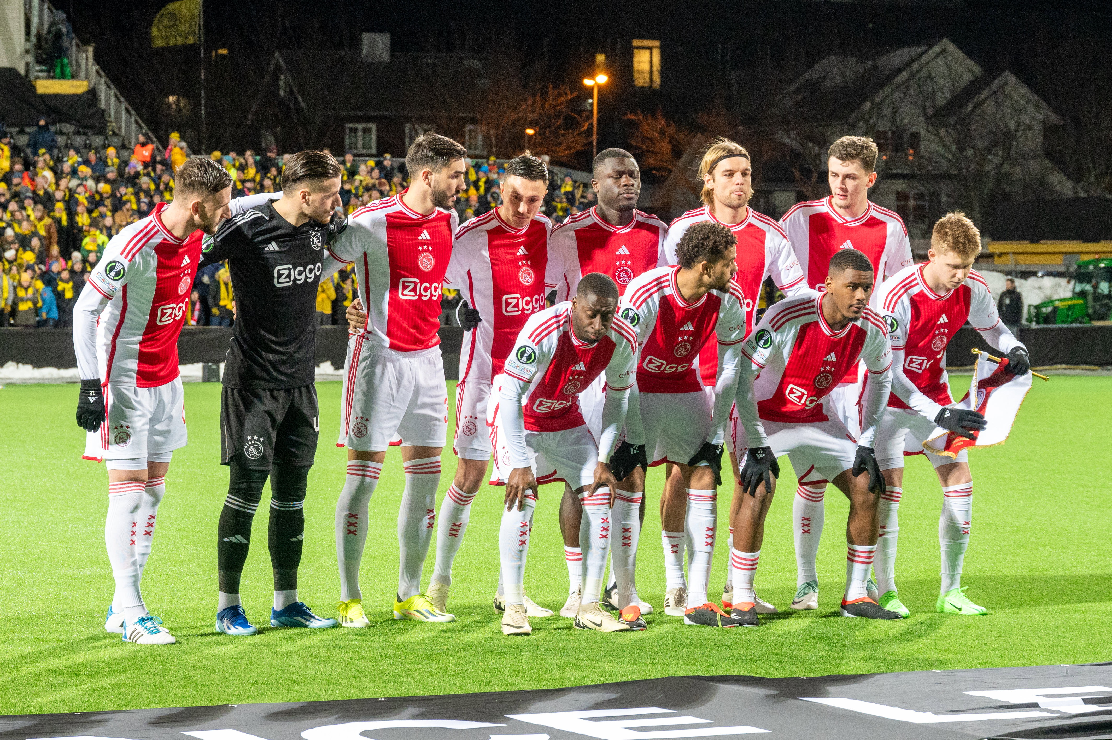 Ajax voorafgaand aan de wedstrijd tegen Bodø/Glimt