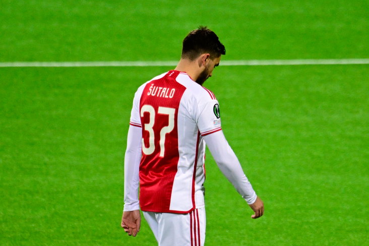 Josip Sutalo druipt af na zijn rode kaart
