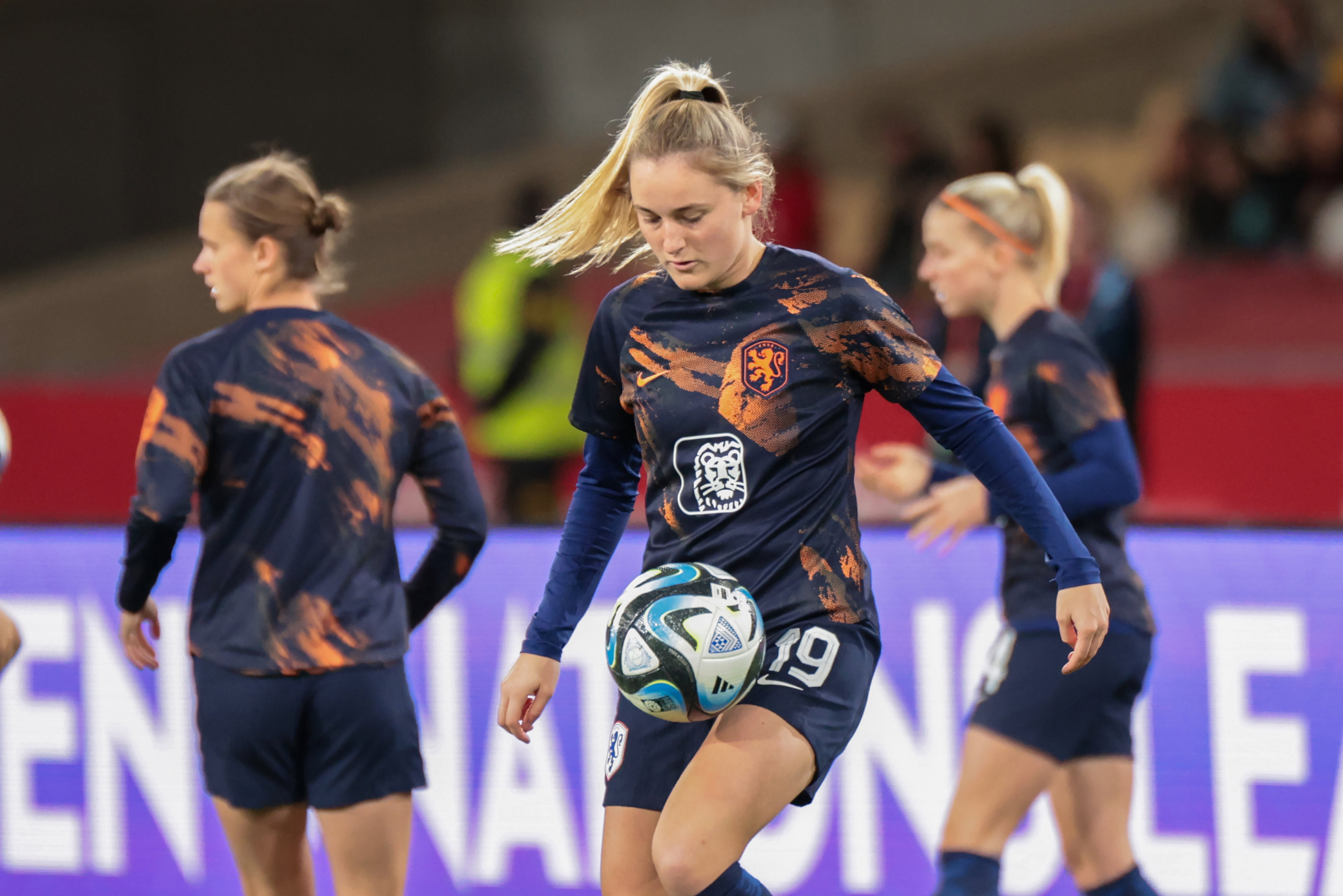 Wieke Kaptein tijdens de warming-up van de OranjeLeeuwinnen