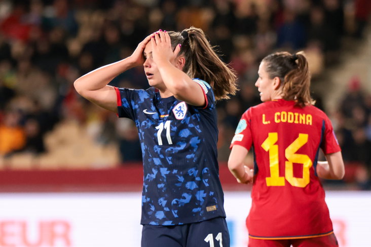 Lieke Martens baalt in het duel met Spanje