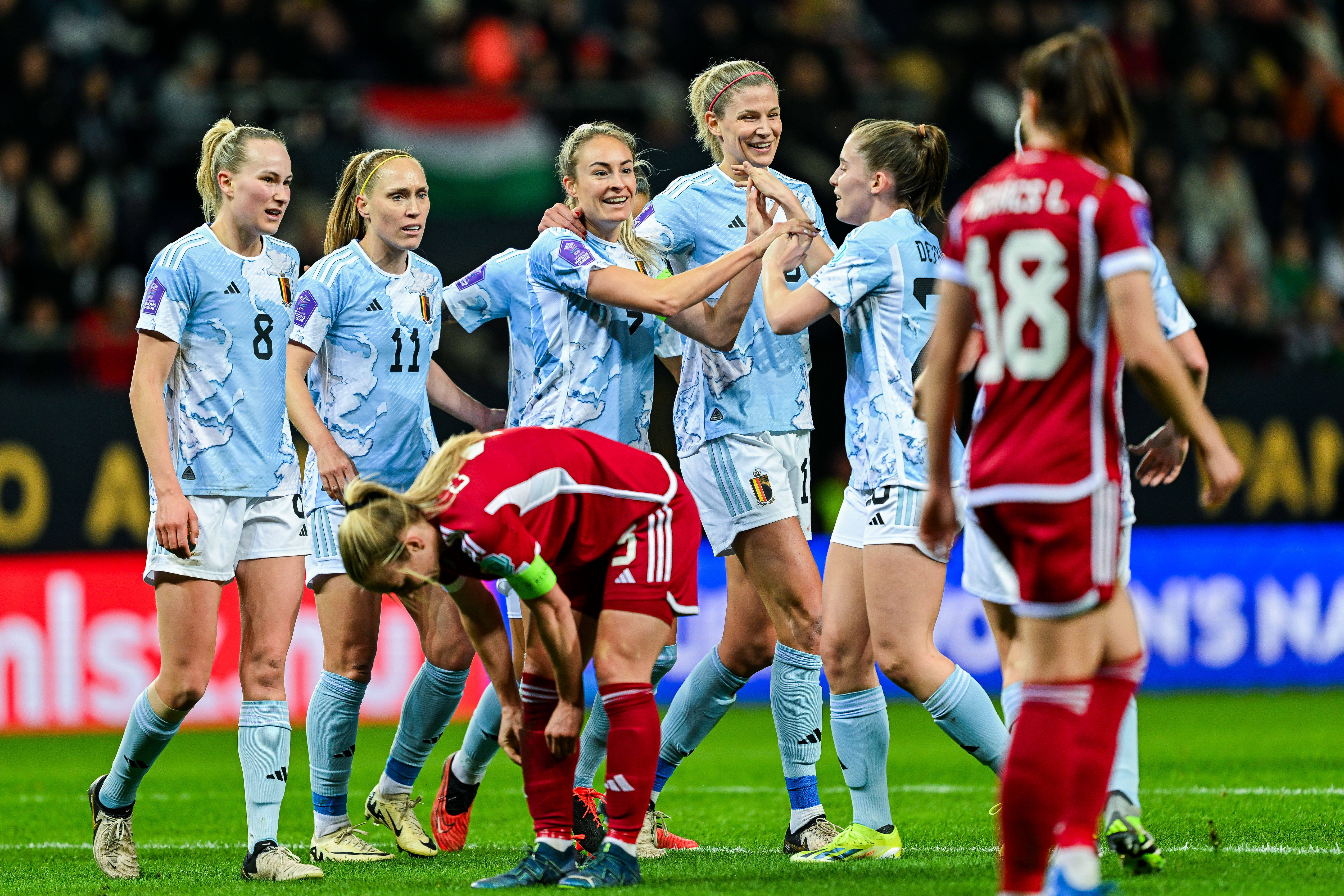 Tessa Wullaert juicht met België na een goal tegen Hongarije