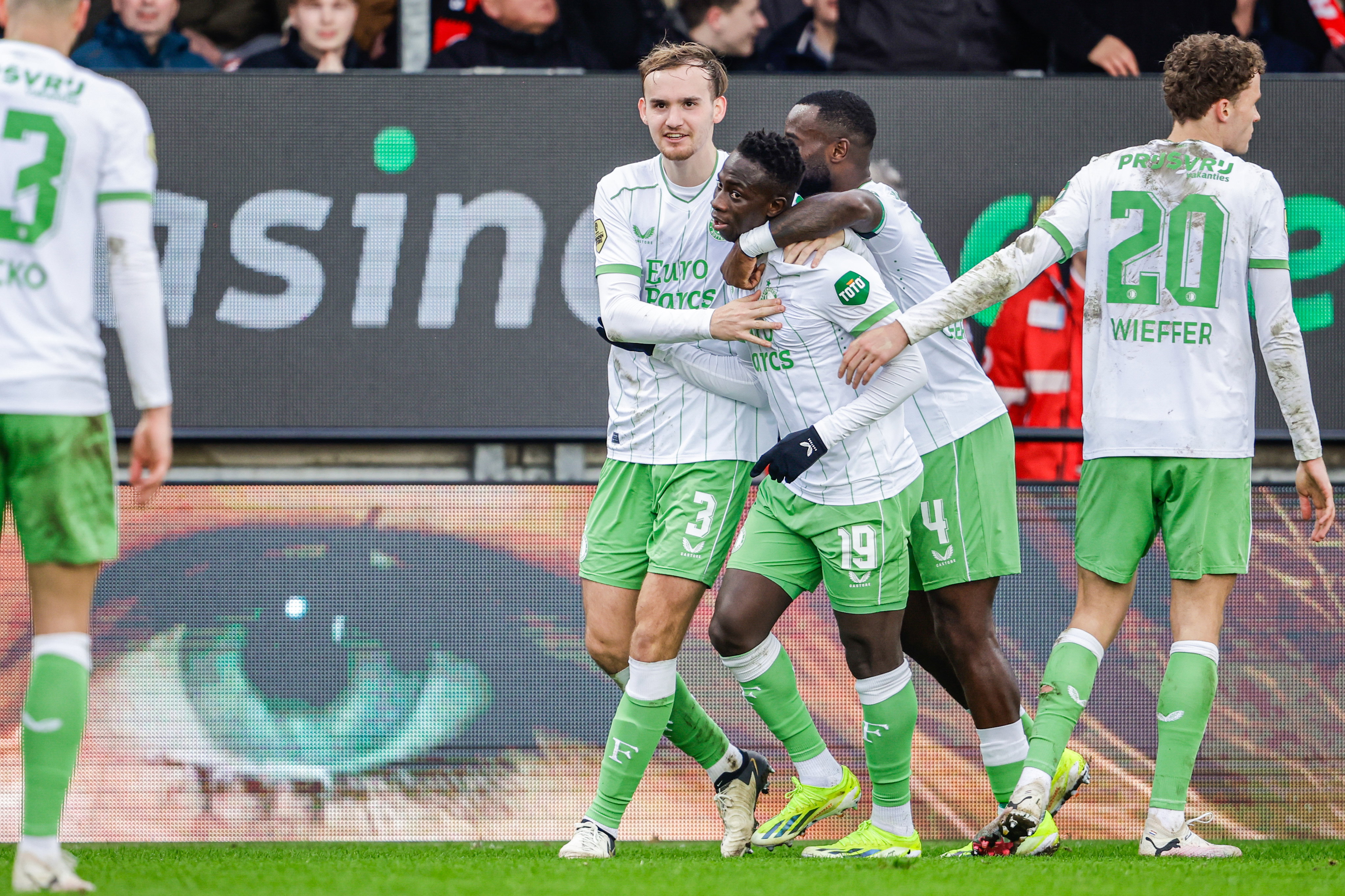 Yankuba Minteh is de gevierde man na zijn treffer tegen Almere City