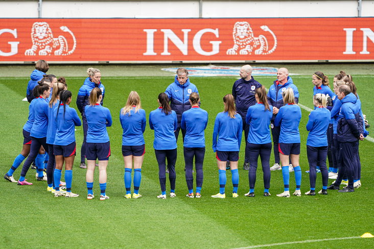 Bondscoach Andries Jonker spreekt de OranjeLeeuwinnen toe op het trainingsveld