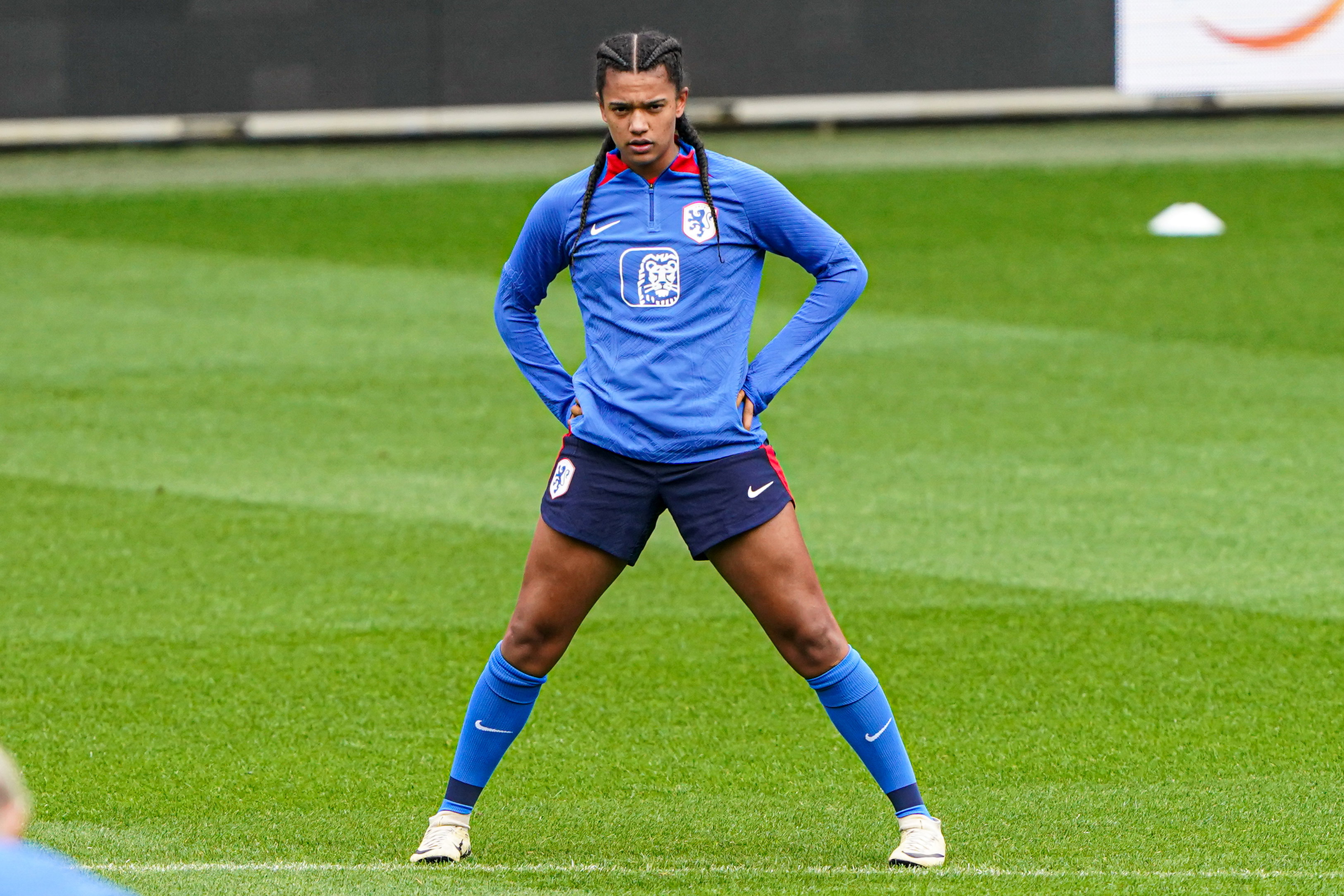 Esmee Brugts op het trainingsveld van de OranjeLeeuwinnen