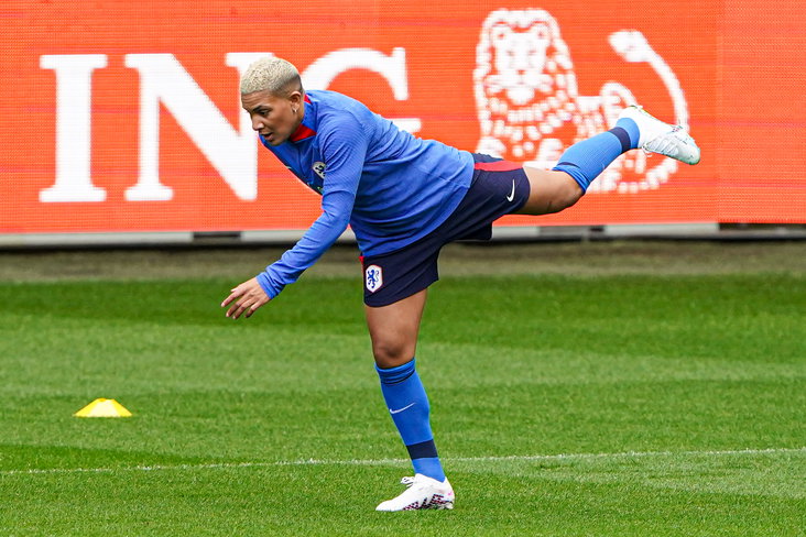 Shanice van de Sanden op het trainingsveld van de OranjeLeeuwinnen