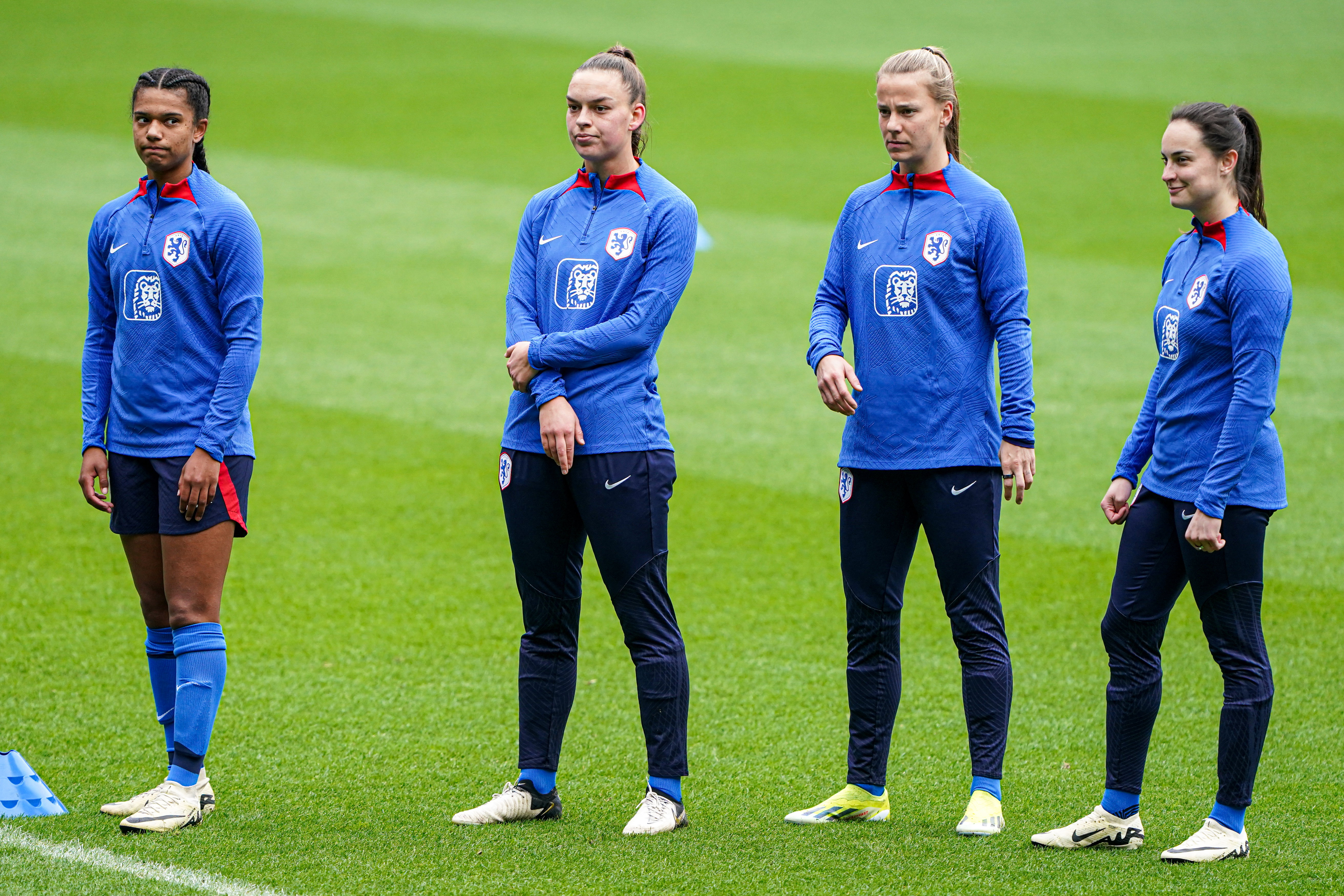 Esmee Brugts, Romée Leuchter, Lynn Wilms en Caitlin Dijkstra op het trainingsveld van Oranje