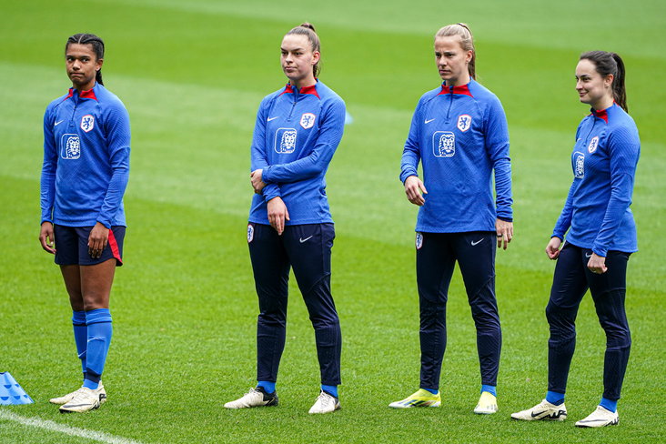 Esmee Brugts, Romée Leuchter, Lynn Wilms en Caitlin Dijkstra op het trainingsveld van Oranje