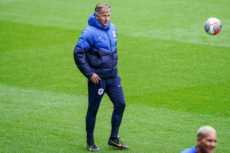 Andries Jonker op het trainingsveld van de OranjeLeeuwinnen