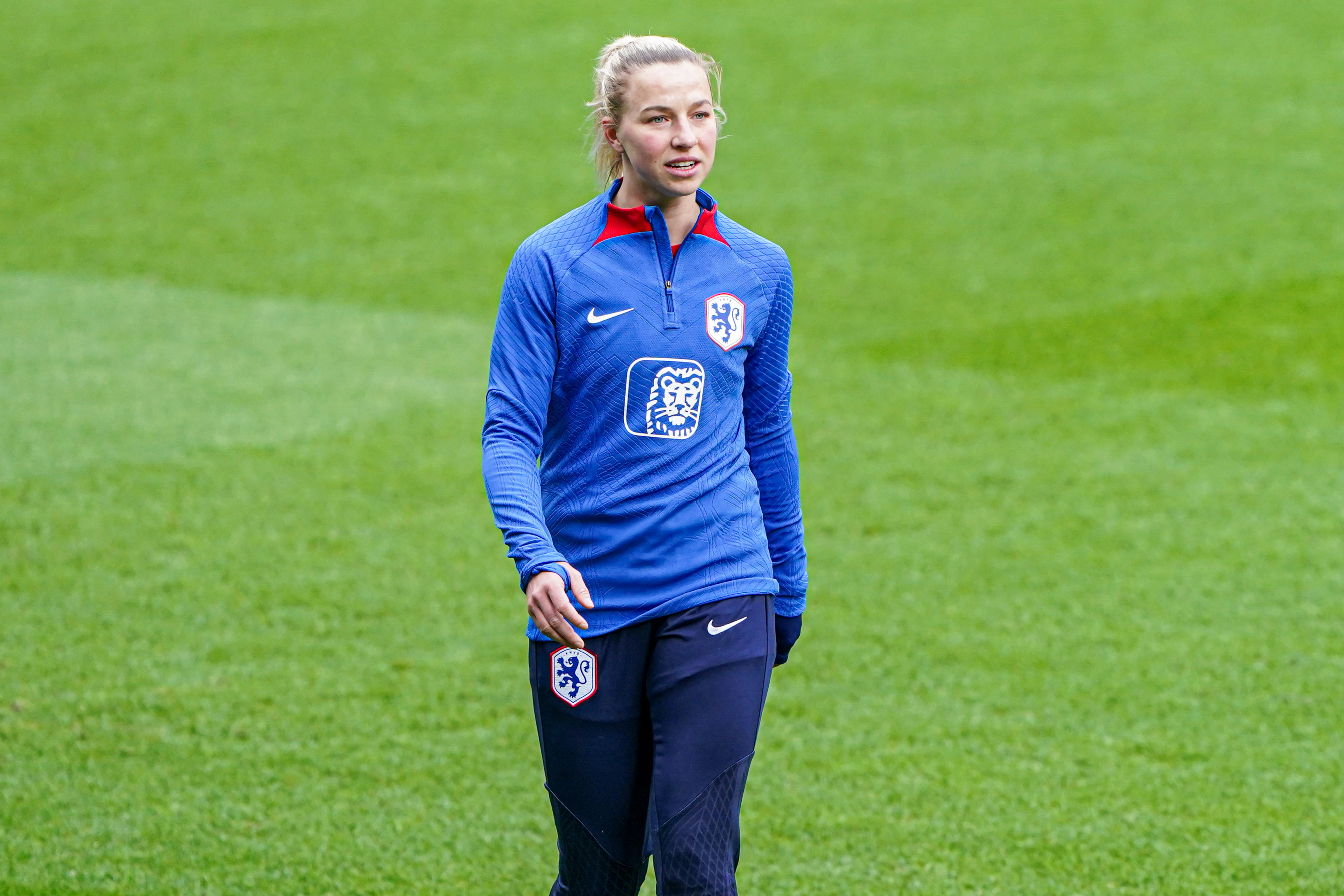 Jackie Groenen op het trainingsveld van de OranjeLeeuwinnen