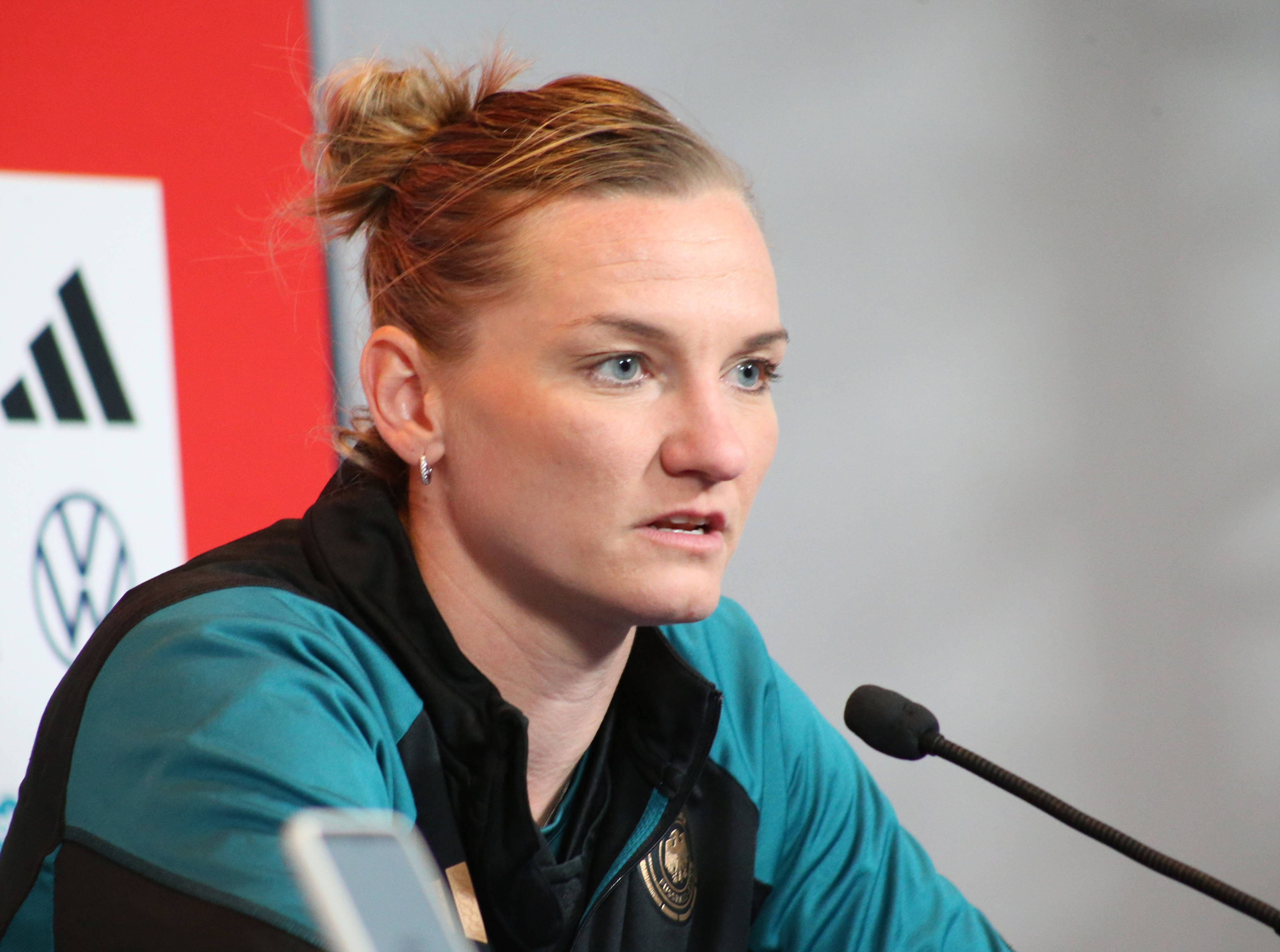 Alexandra Popp tijdens de persconferentie