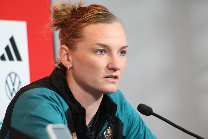 Alexandra Popp tijdens de persconferentie