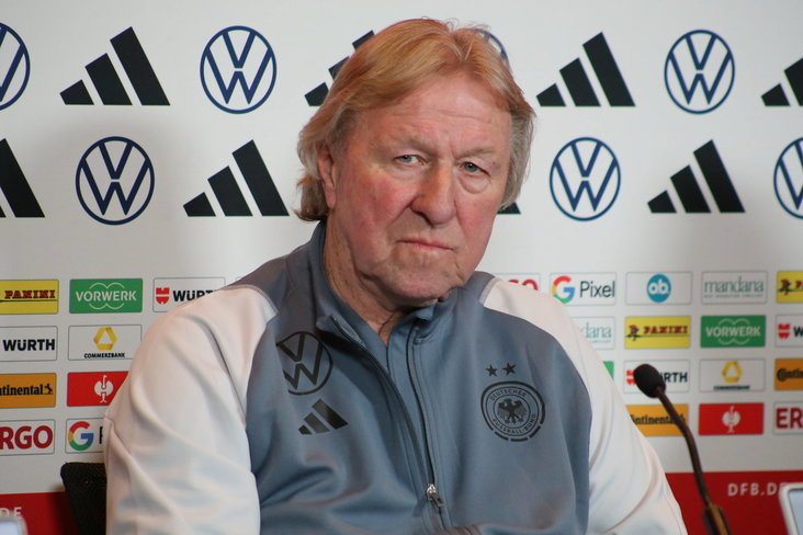 Horst Hrubesch op de persconferentie