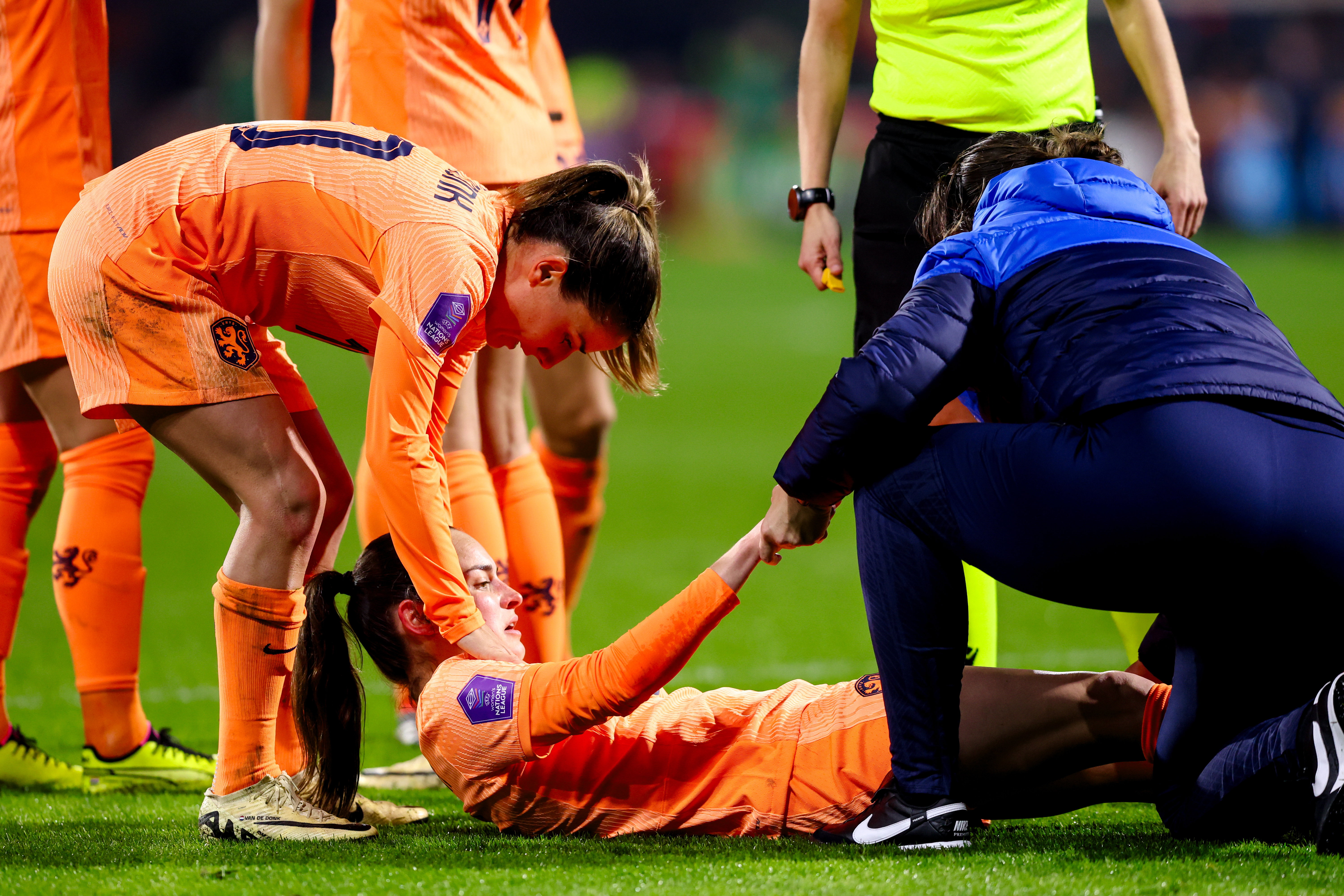 Caitlin Dijkstra ligt geblesseerd op het veld