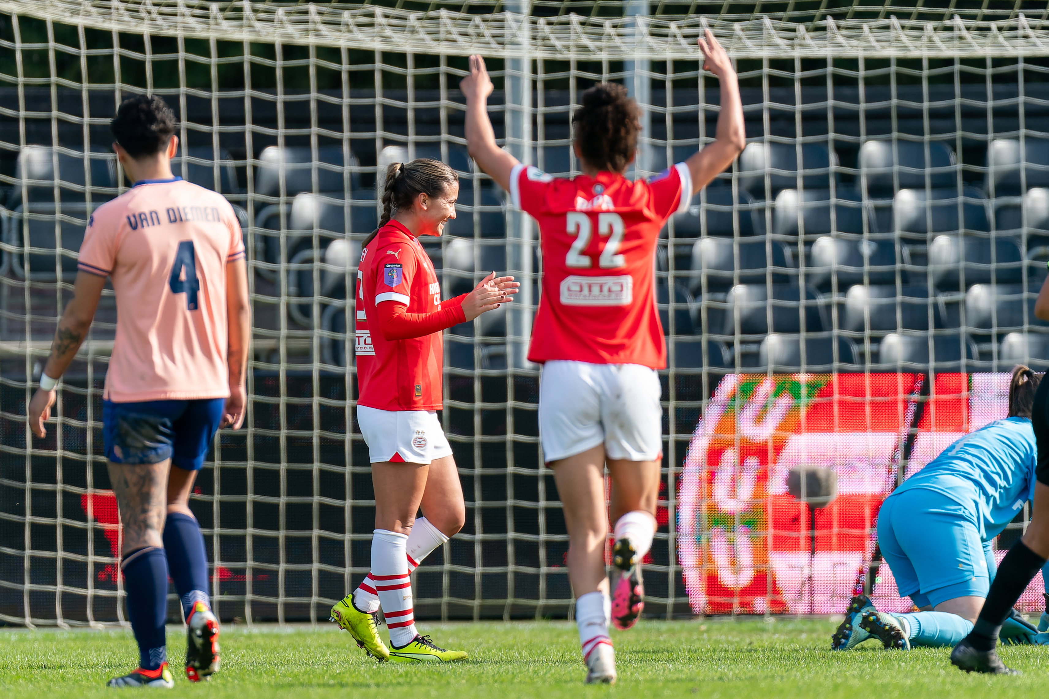 Indiah-Paige Riley juicht na haar goal voor PSV tegen Fortuna Sittard