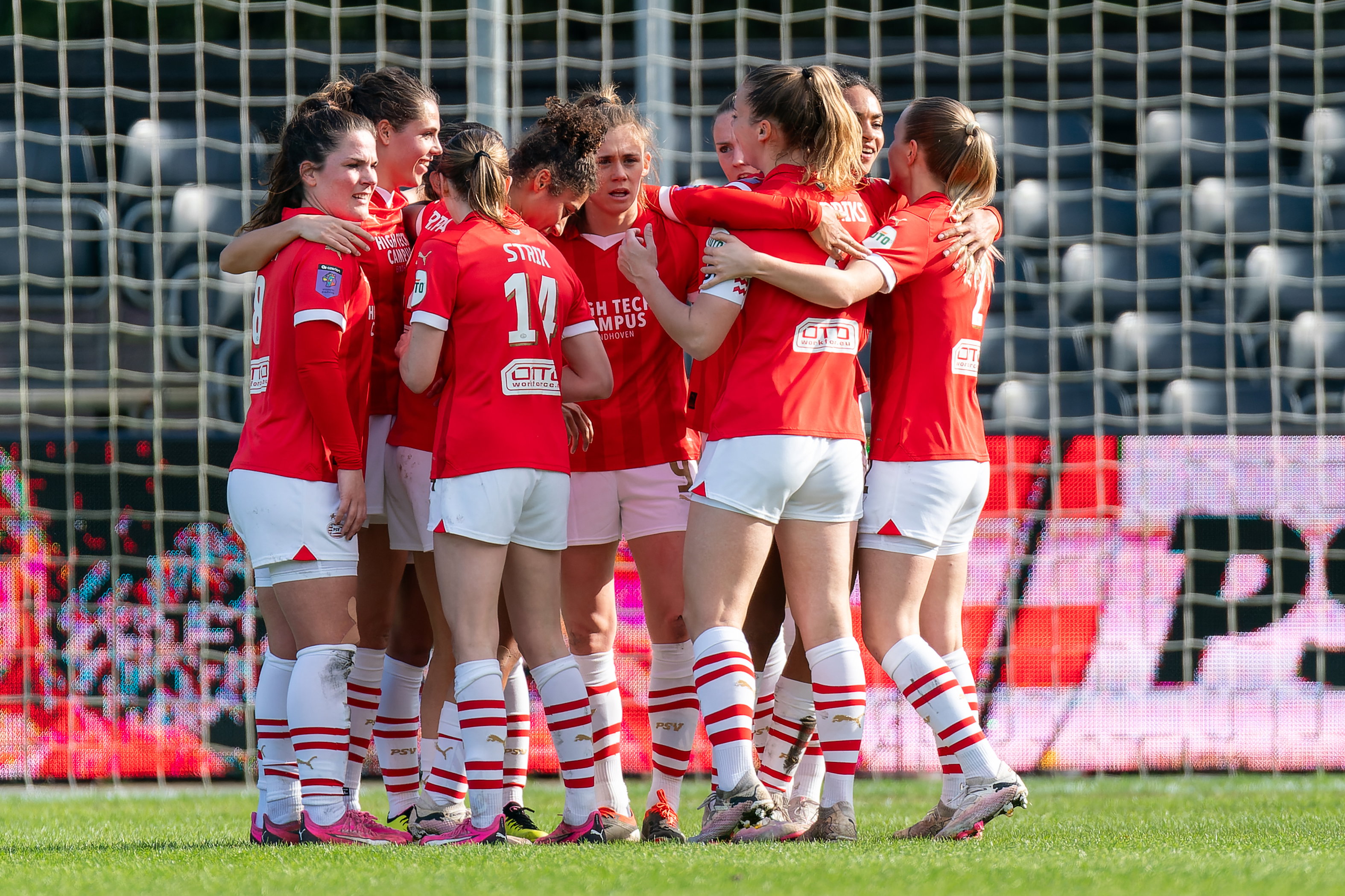 PSV juicht na een doelpunt op PSV Campus De Herdgang