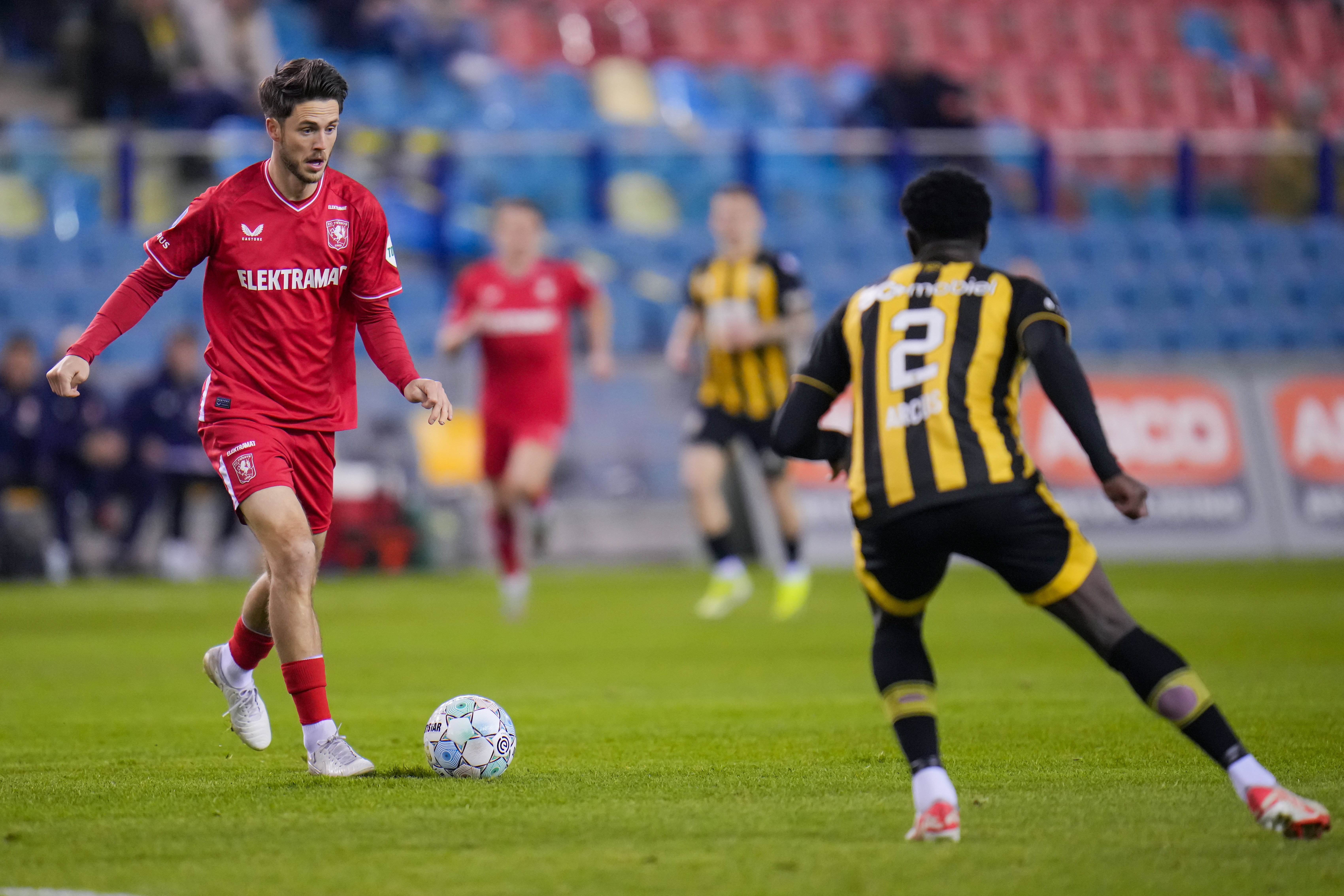 Ricky van Wolfswinkel (FC Twente) aan de bal tegen Vitesse