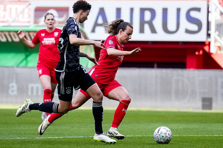 Renate Jansen (FC Twente) in duel met Kay-Lee de Sanders (Ajax)