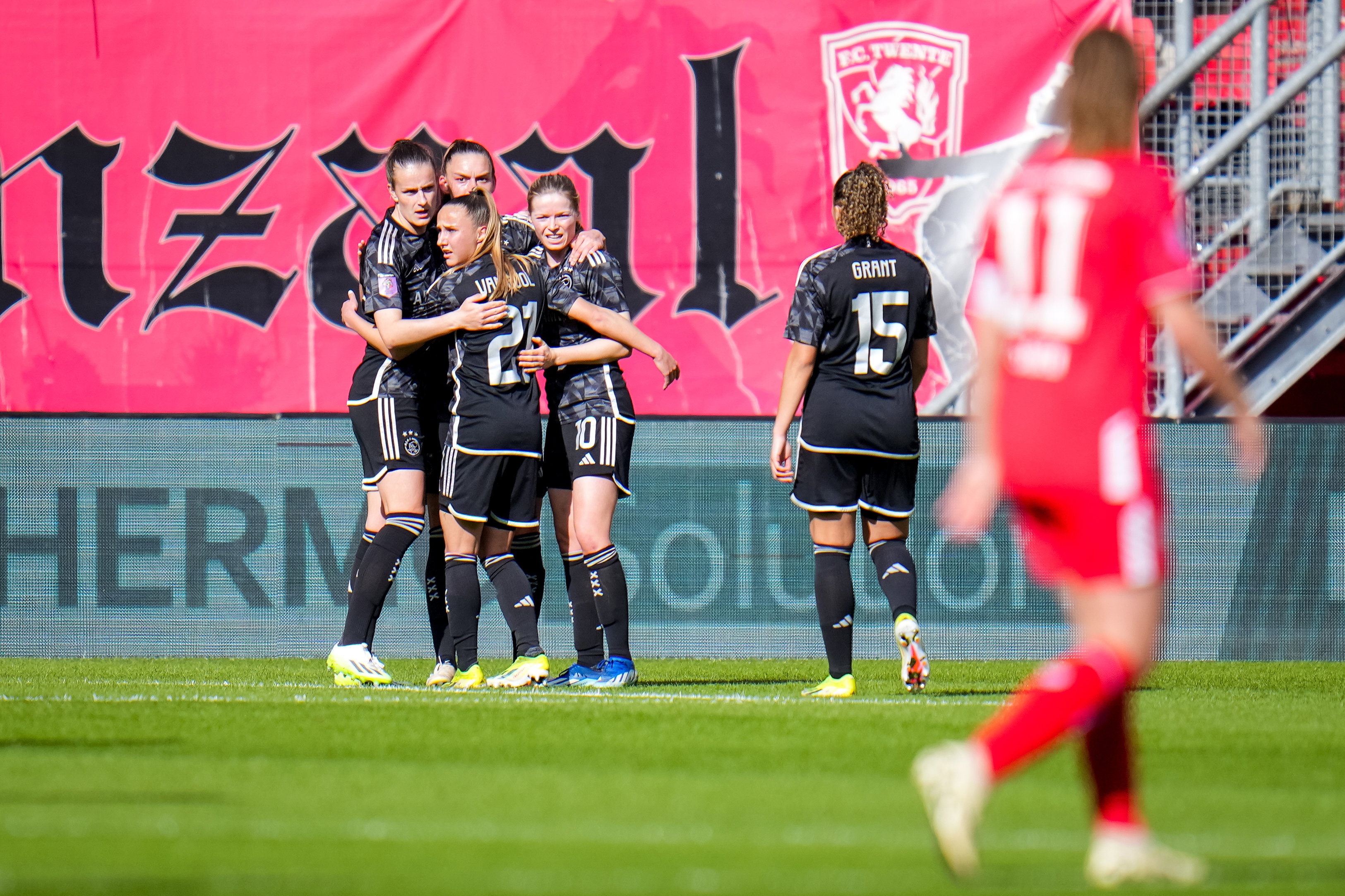 Ajax juicht na een doelpunt tegen FC Twente