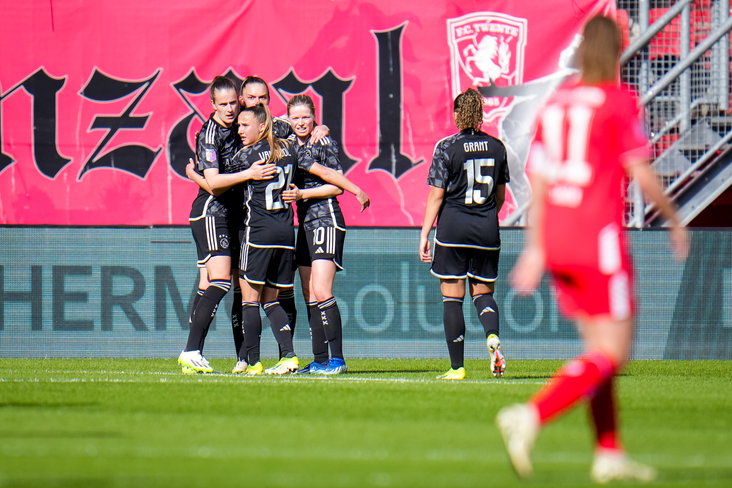 Ajax juicht na een doelpunt tegen FC Twente