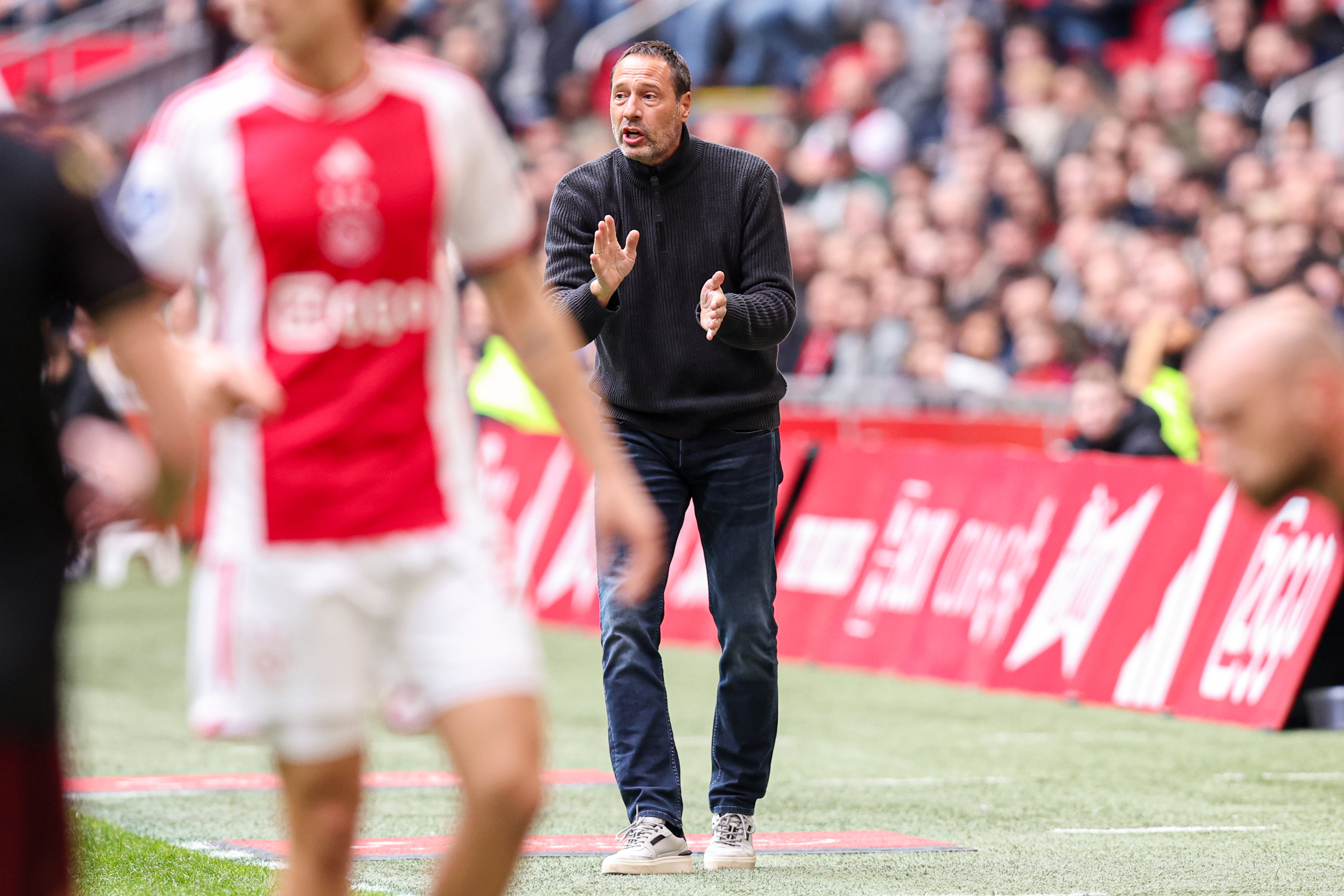 John van 't Schip langs de lijn bij Ajax