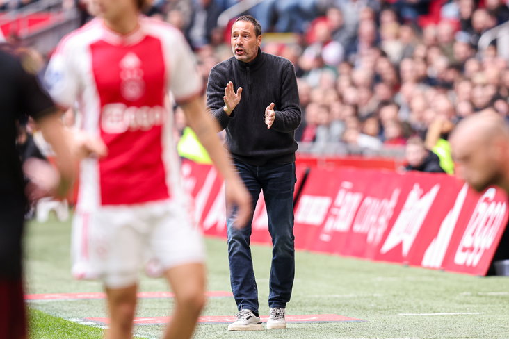 John van 't Schip langs de lijn bij Ajax