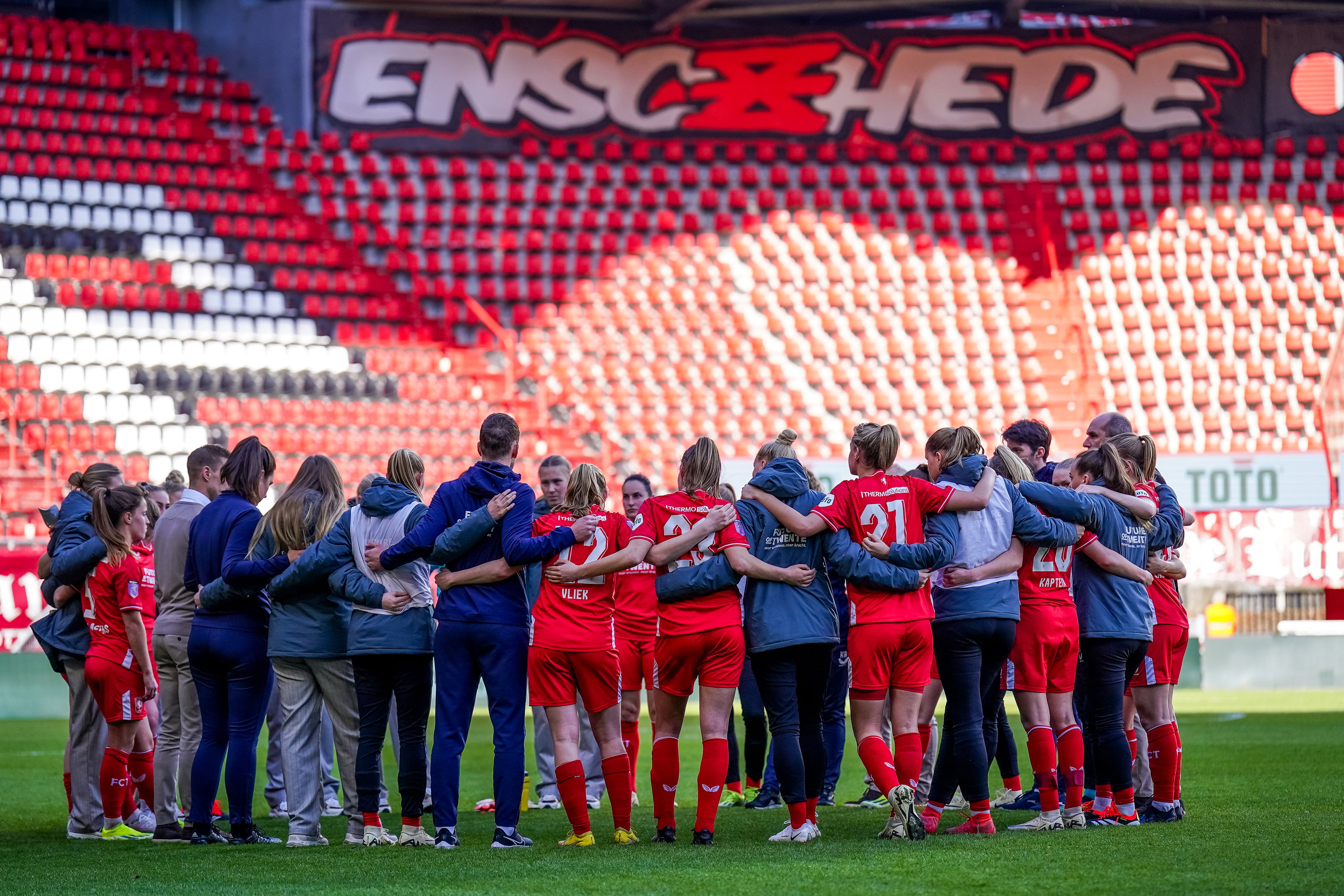 De speelsters en staf van FC Twente in De Grolsch Veste