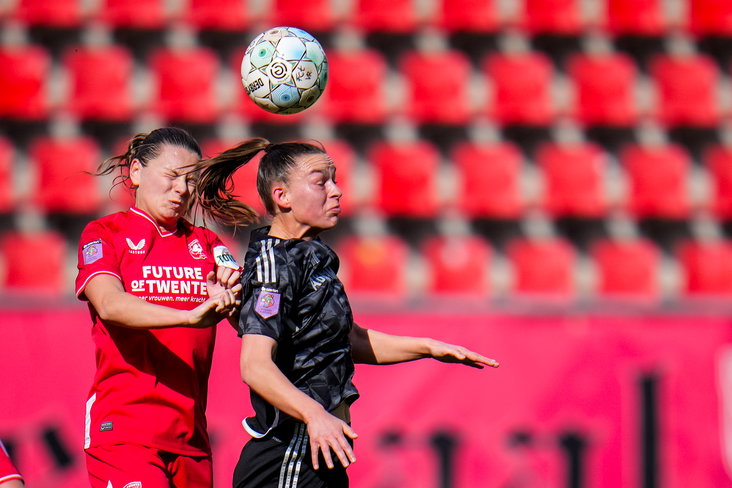 Sophie te Brake (FC Twente) en Romée Leuchter (Ajax) in een kopduel