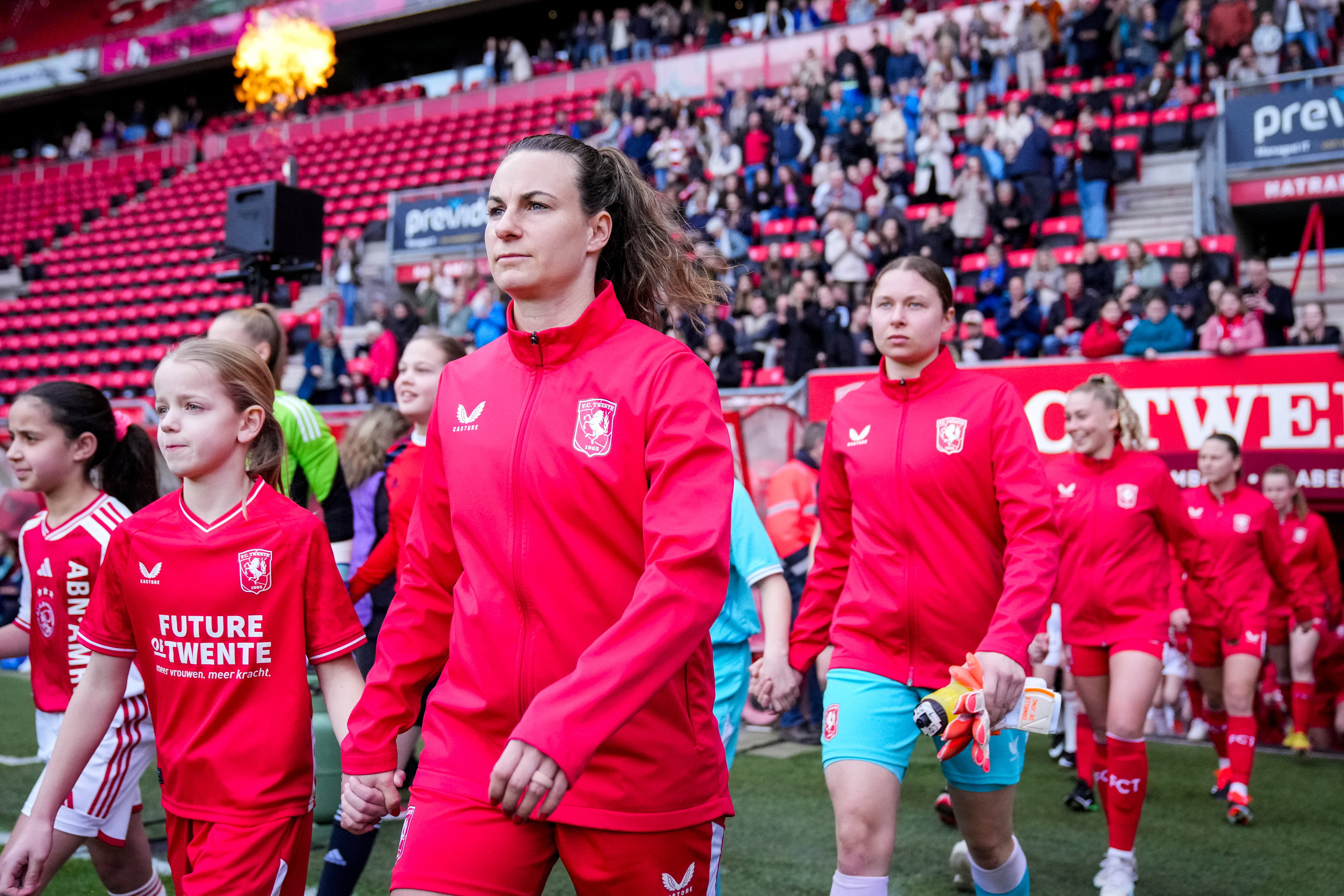 FC Twente-captain Renate Jansen loopt het veld op in De Grolsch Veste
