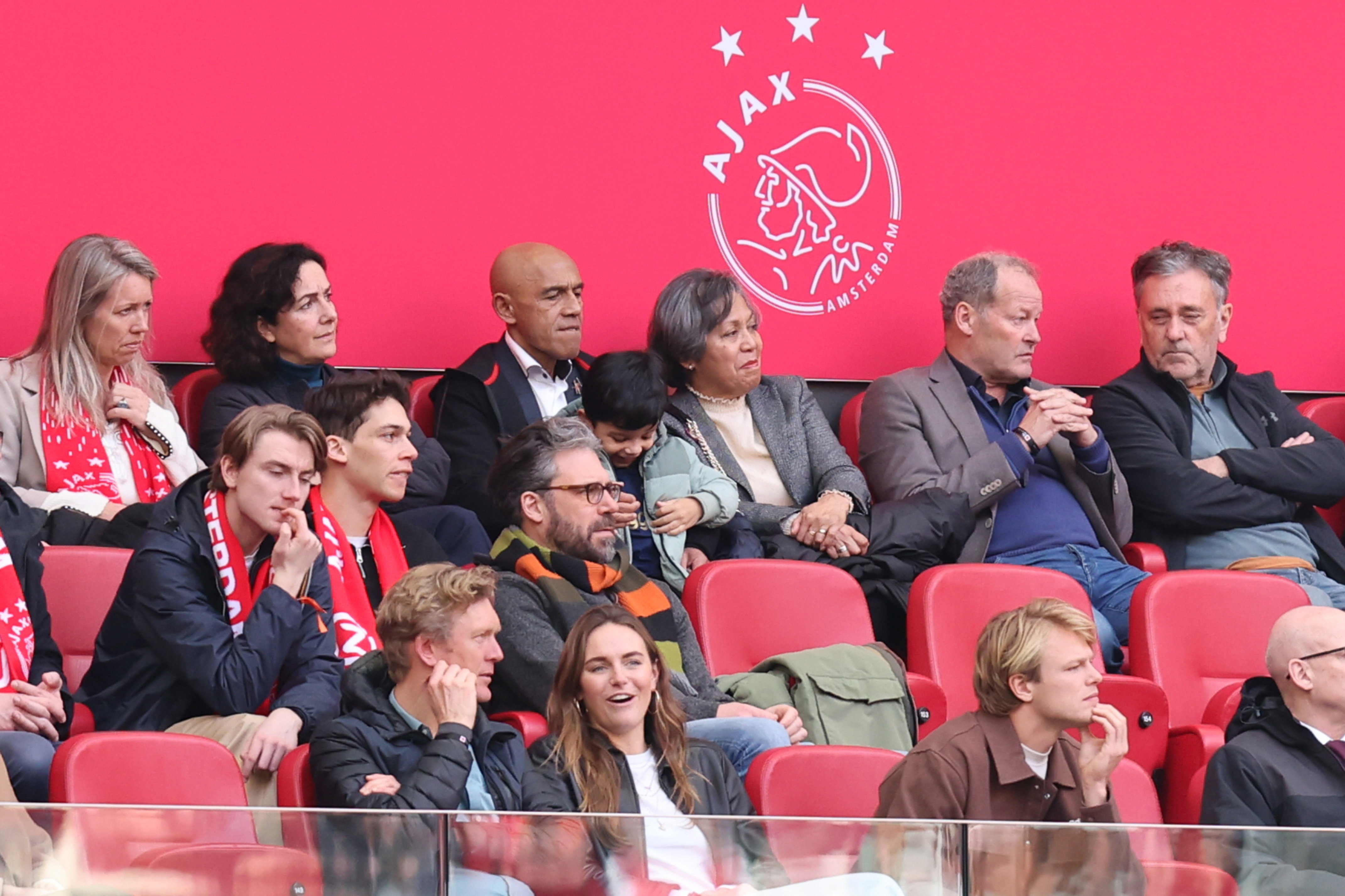 Femke Halsema, Simon Tahamata en Danny Blind op de tribune bij Ajax