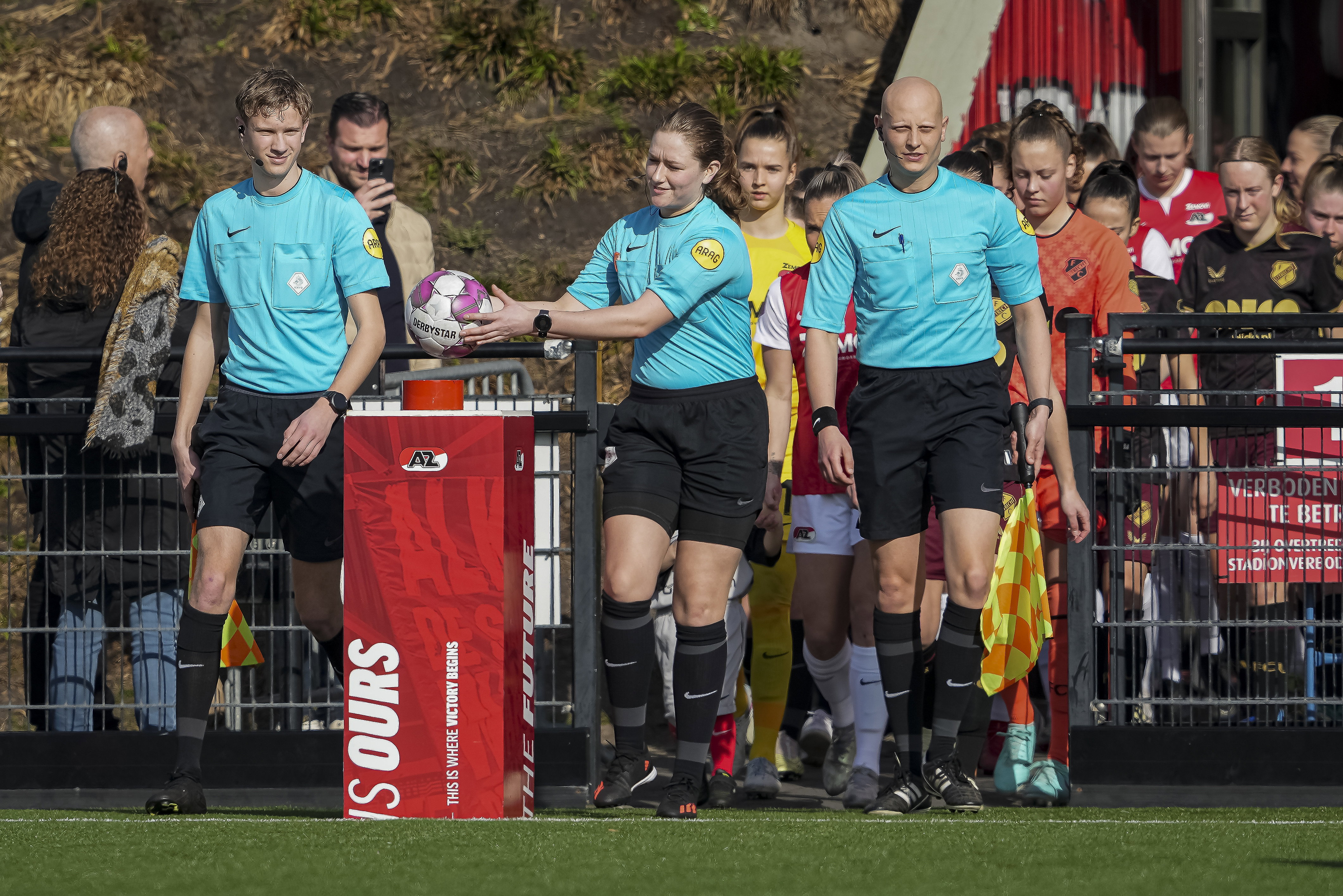 De speelsters van AZ en FC Utrecht lopen het veld op