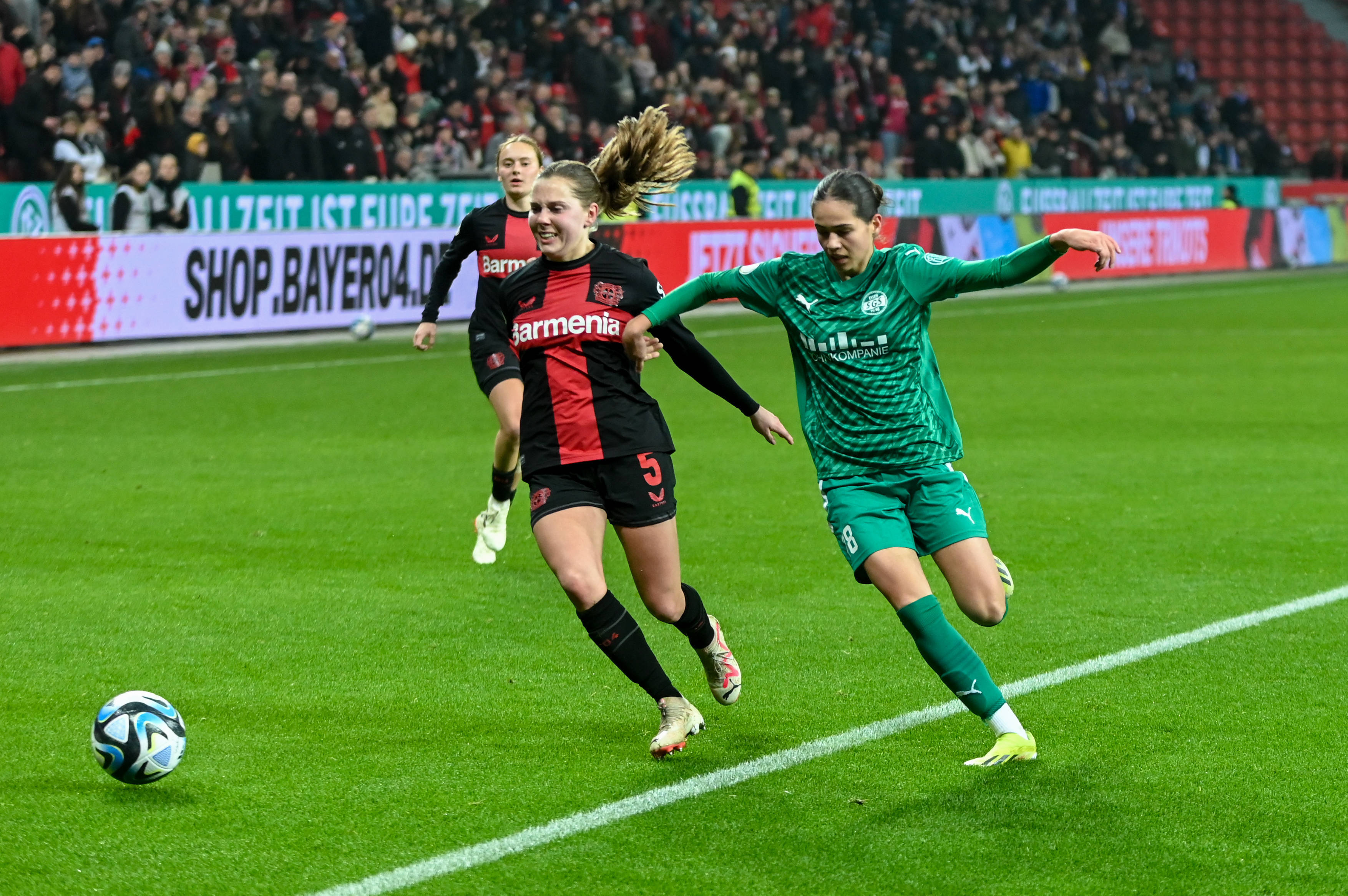 Janou Levels (Bayer Leverkusen) in duel met SGS Essen