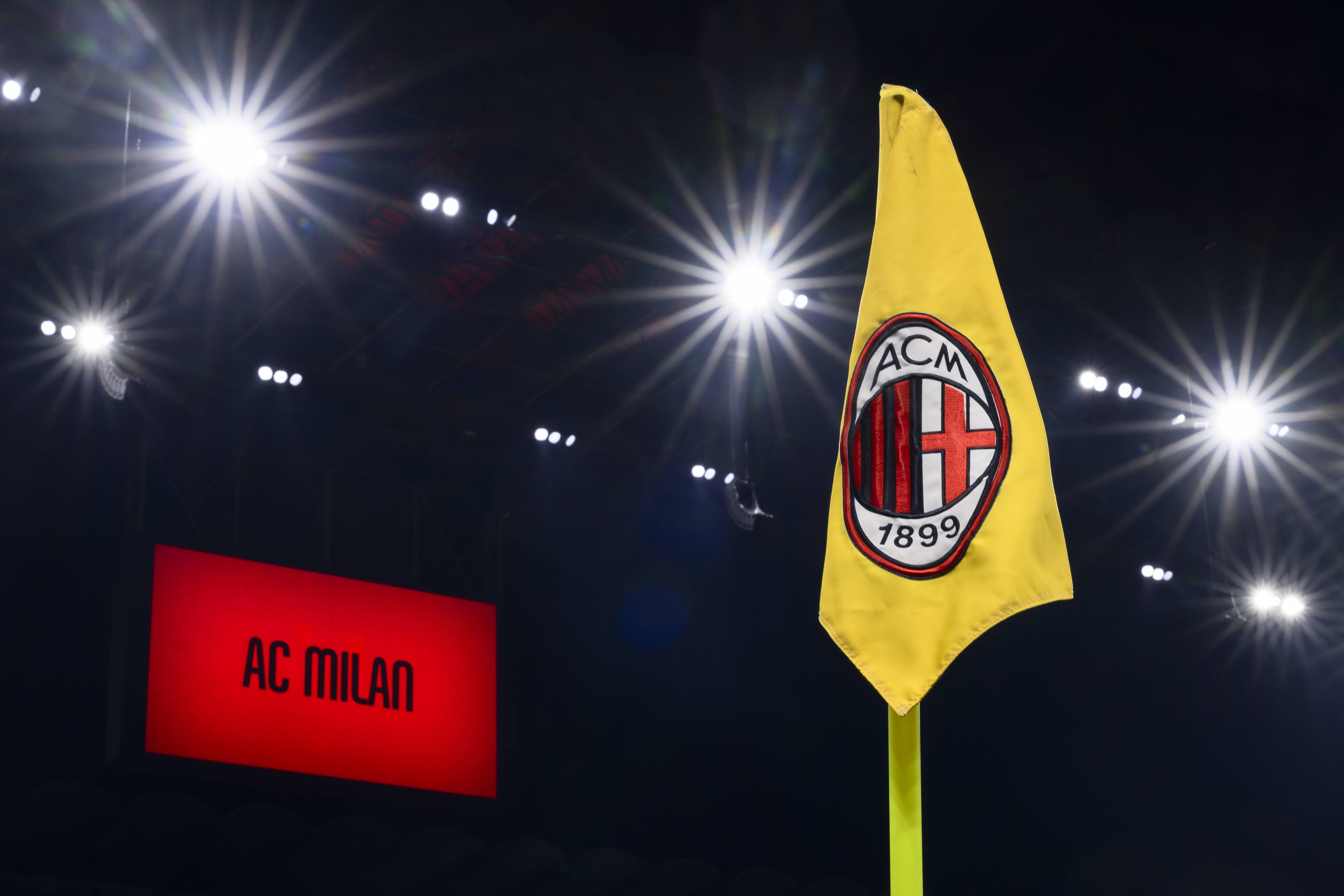 Het logo van AC Milan op een cornervlag in het stadion