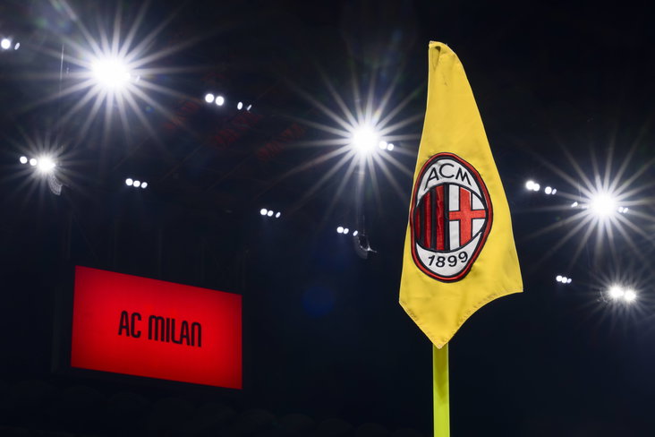Het logo van AC Milan op een cornervlag in het stadion
