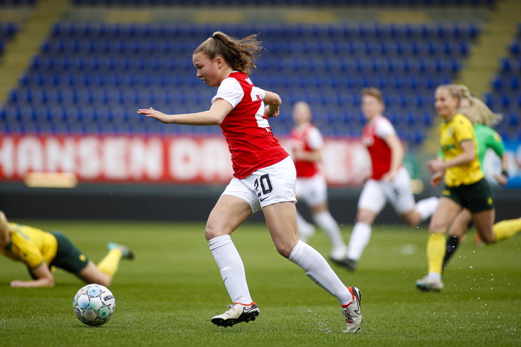 Mirte van Bentum aan de bal namens AZ