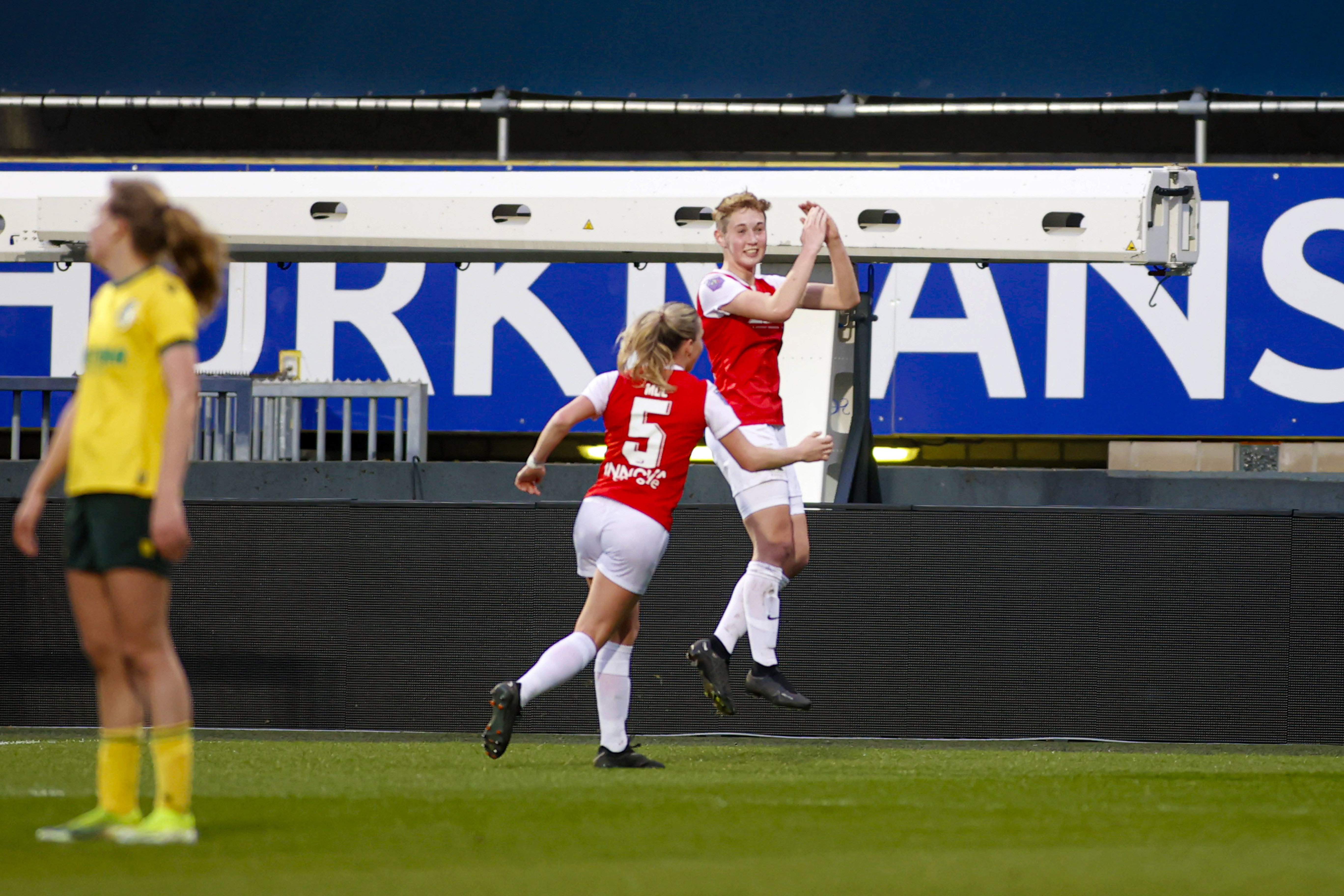 Floor Spaan (AZ) juicht na een goal tegen Fortuna Sittard