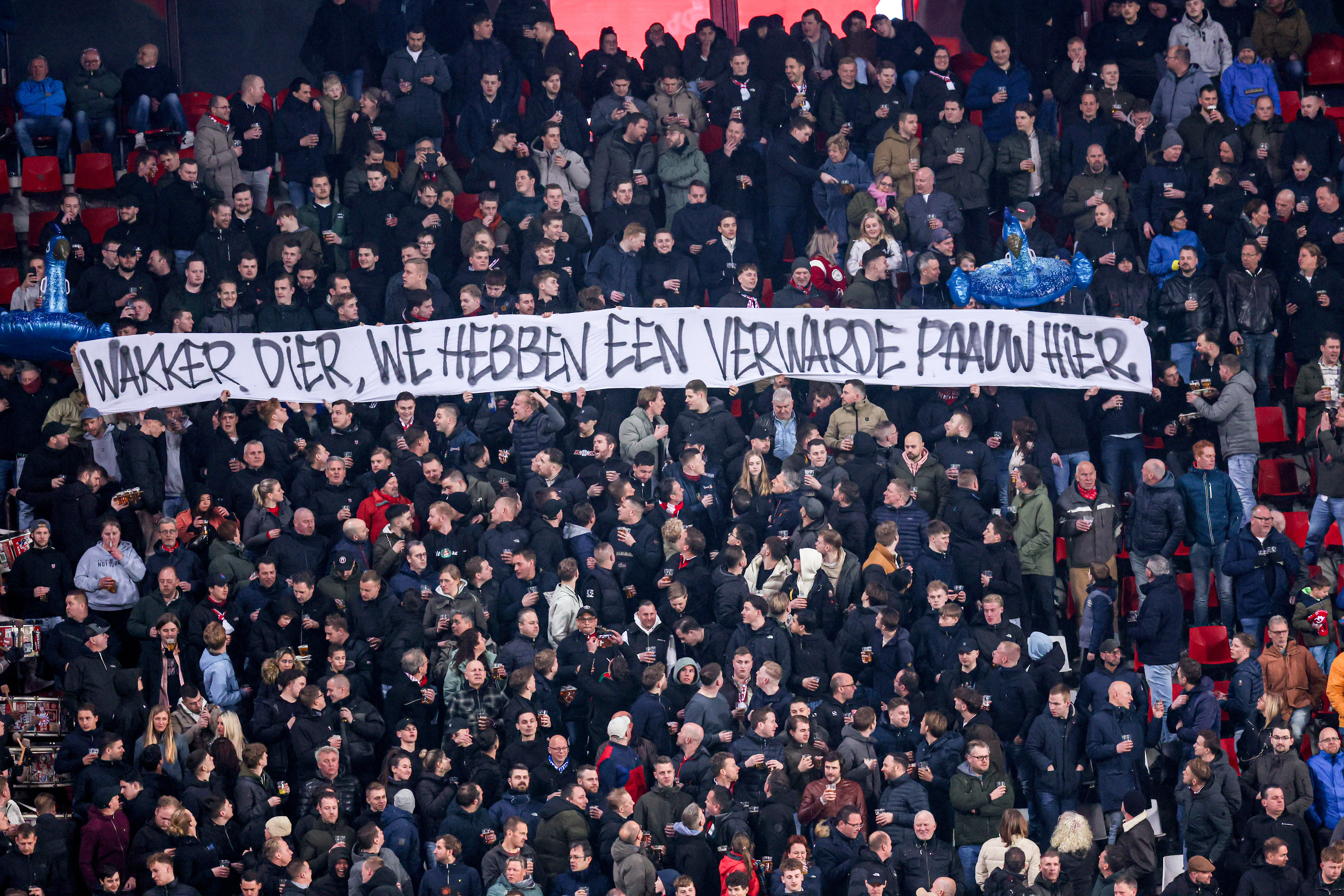 FC Twente-fans protesteren tegen de komst van Frank Paauw