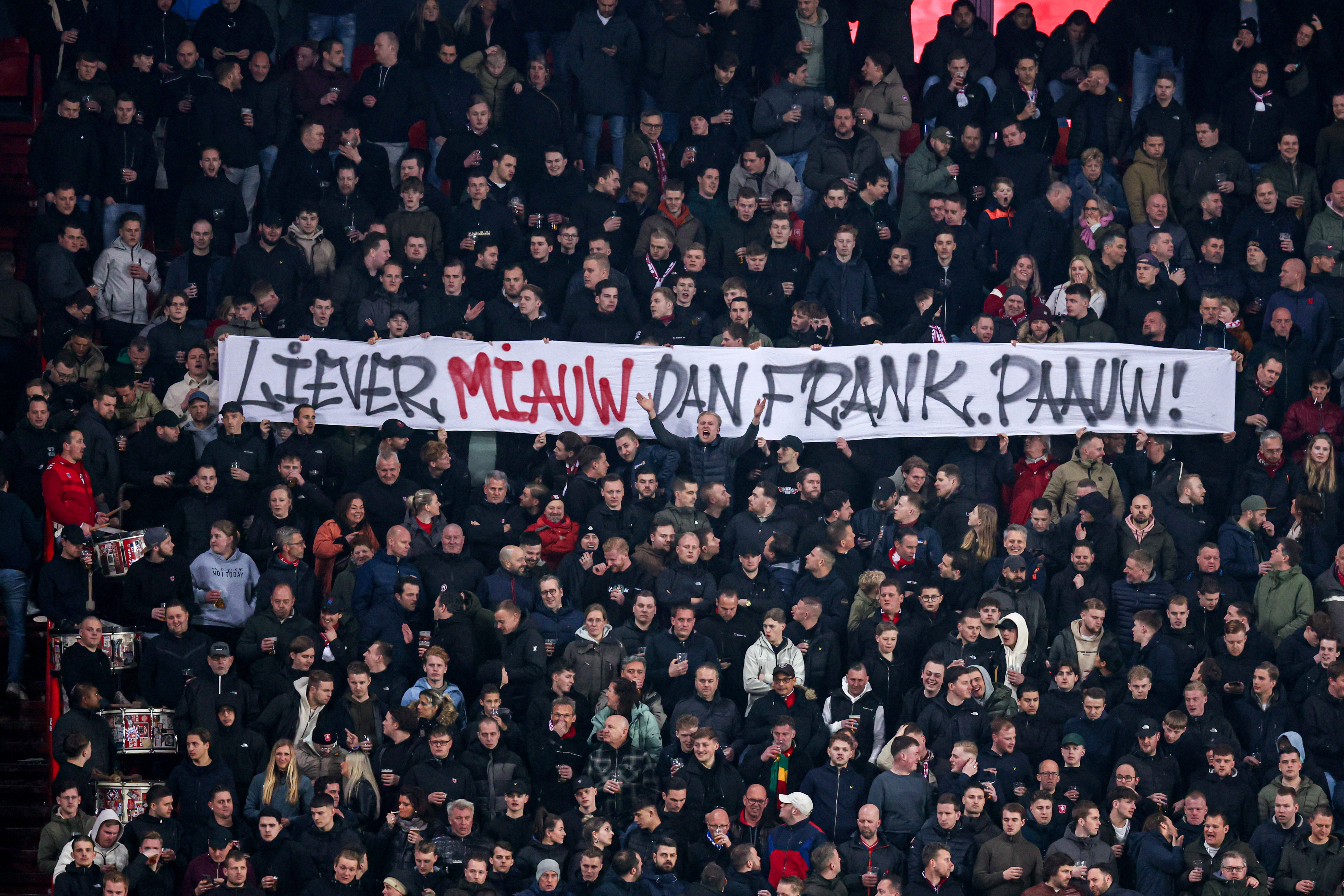 FC Twente-fans protesteren tegen de komst van Frank Paauw