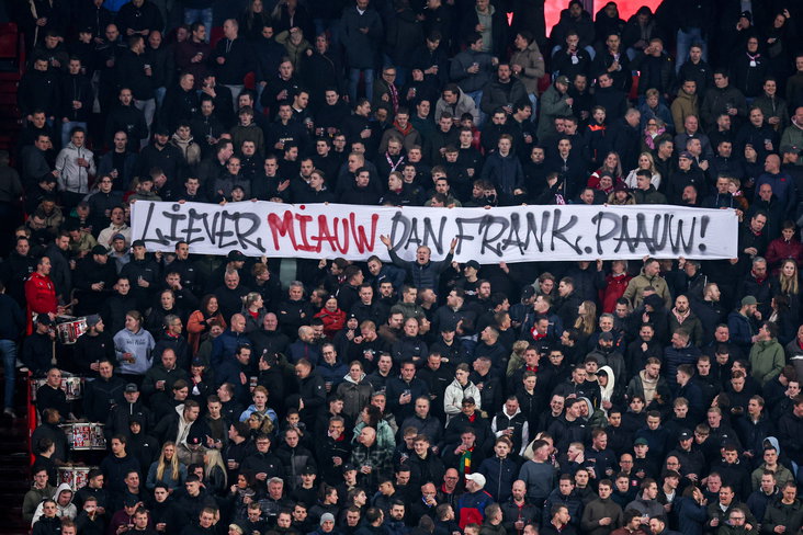 FC Twente-fans protesteren tegen de komst van Frank Paauw