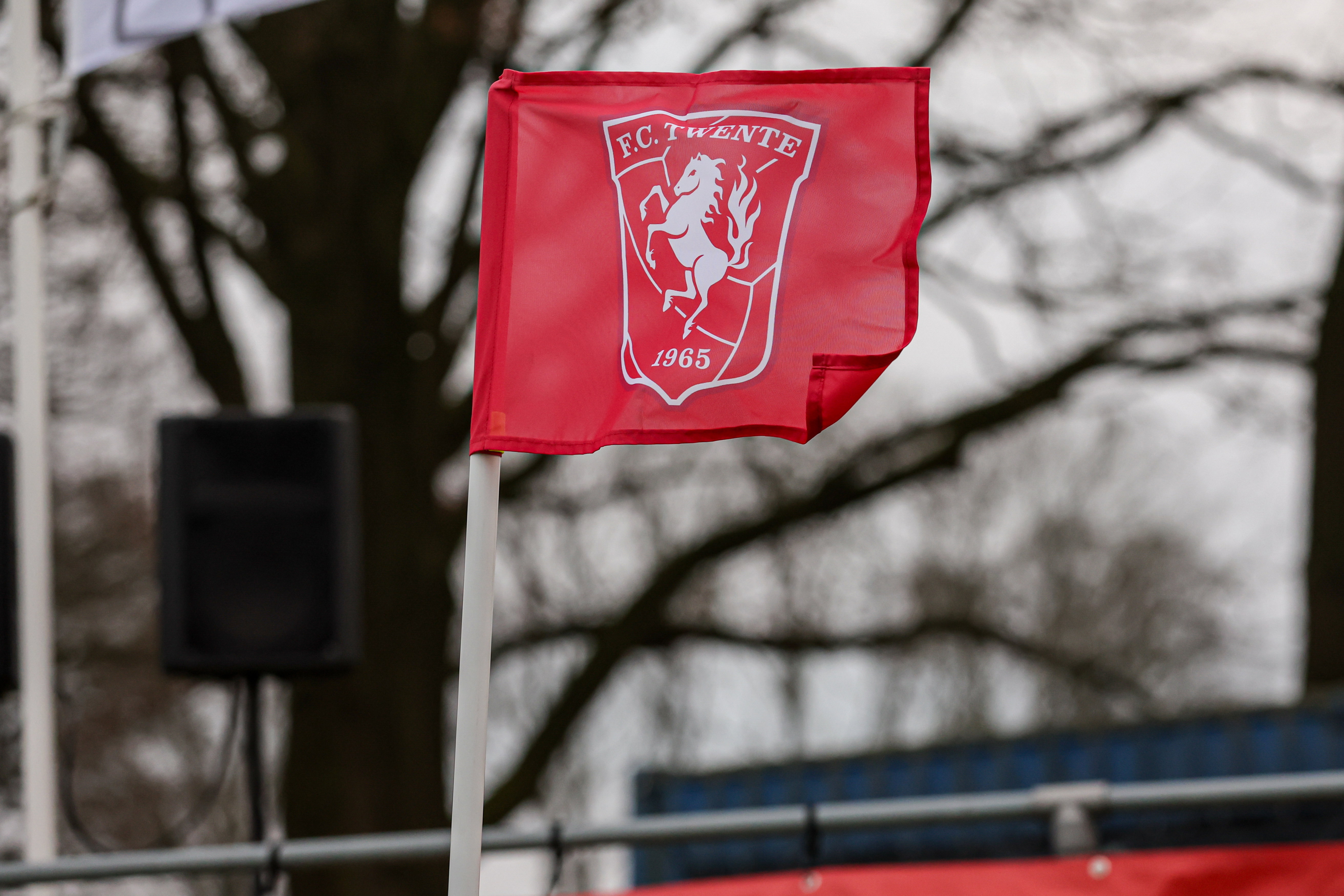 Een vlag met het logo van FC Twente