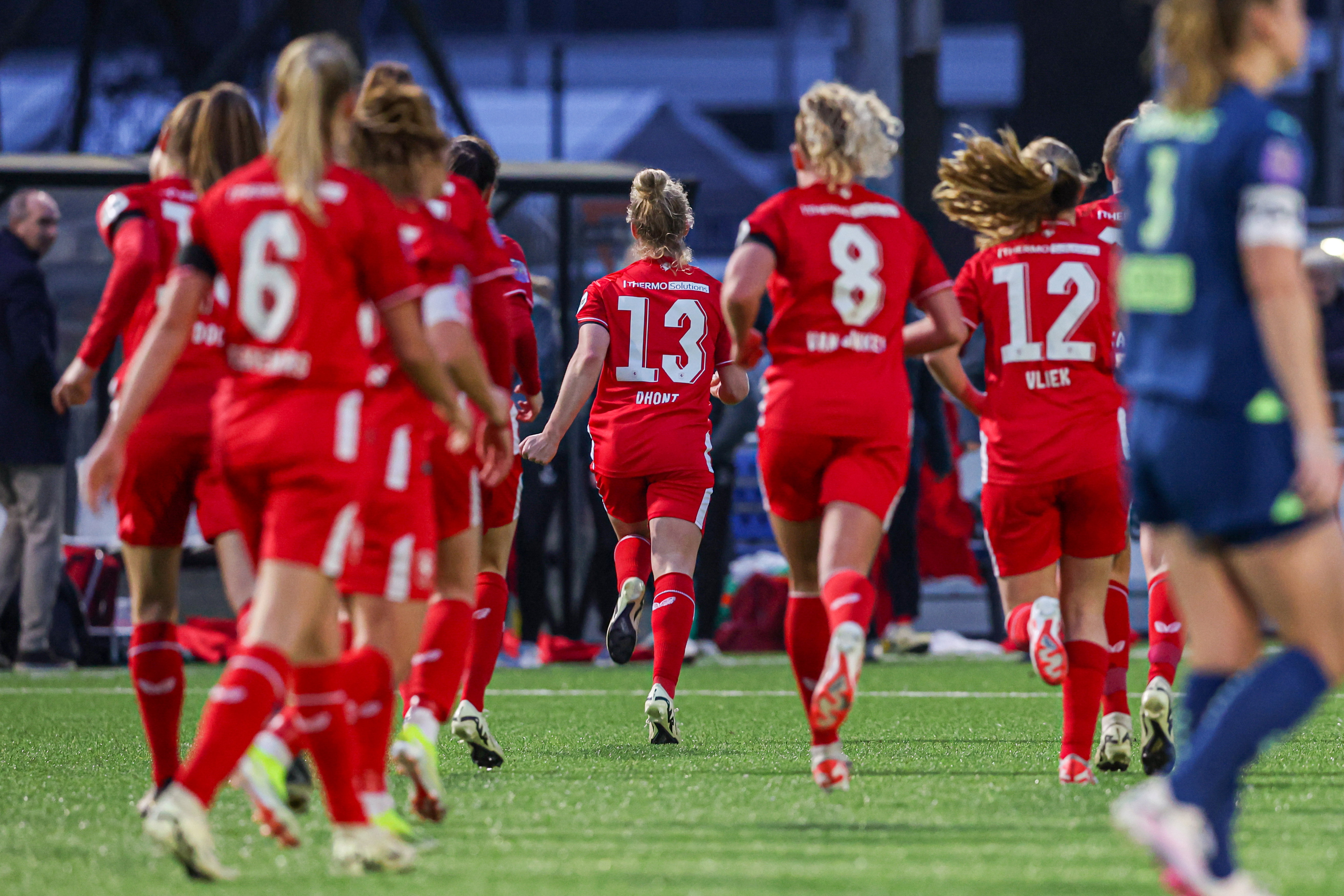 Elena Dhont juicht met haar ploeggenoten van FC Twente