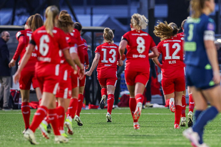 Elena Dhont juicht met haar ploeggenoten van FC Twente