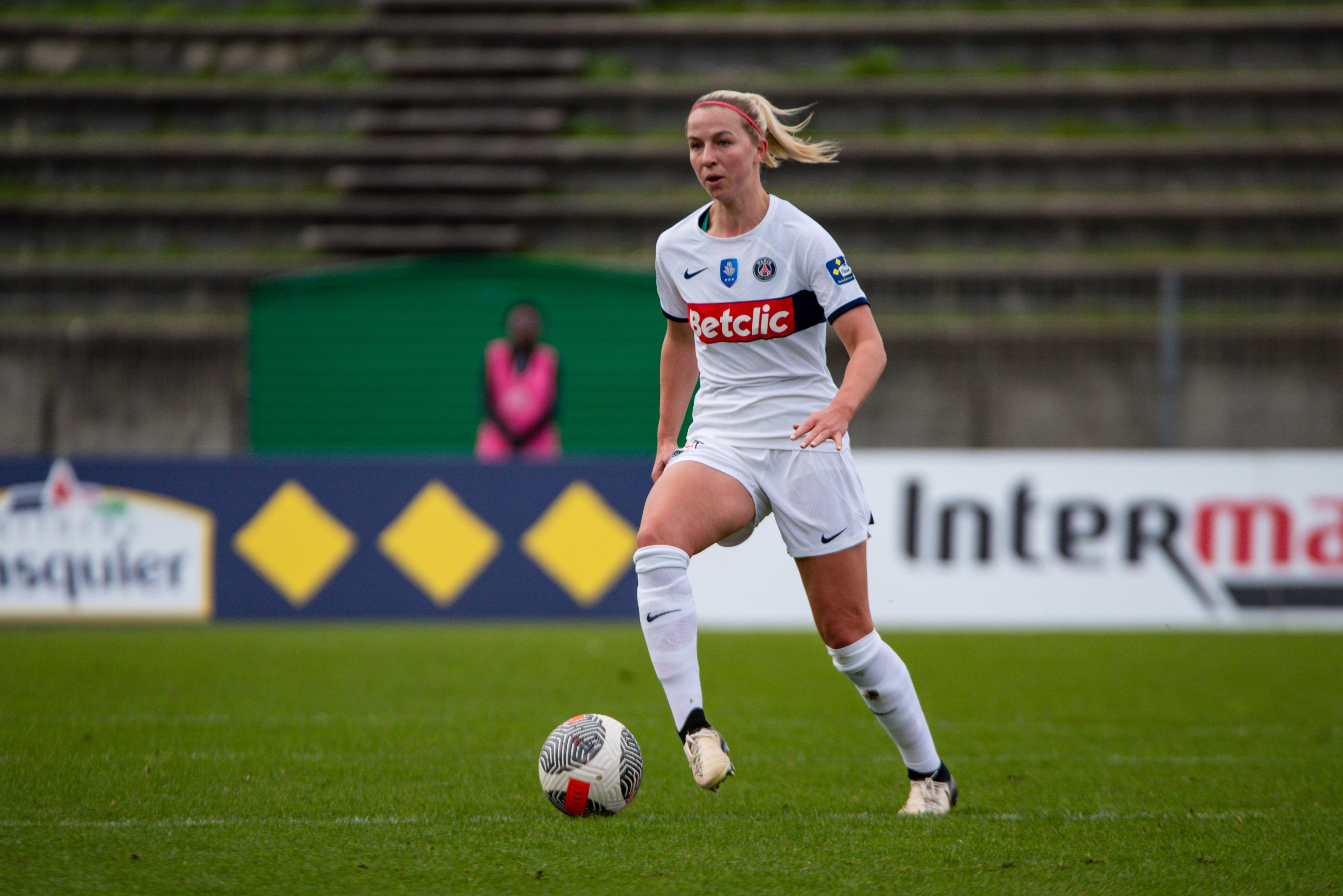 Jackie Groenen aan de bal namens Paris Saint-Germain