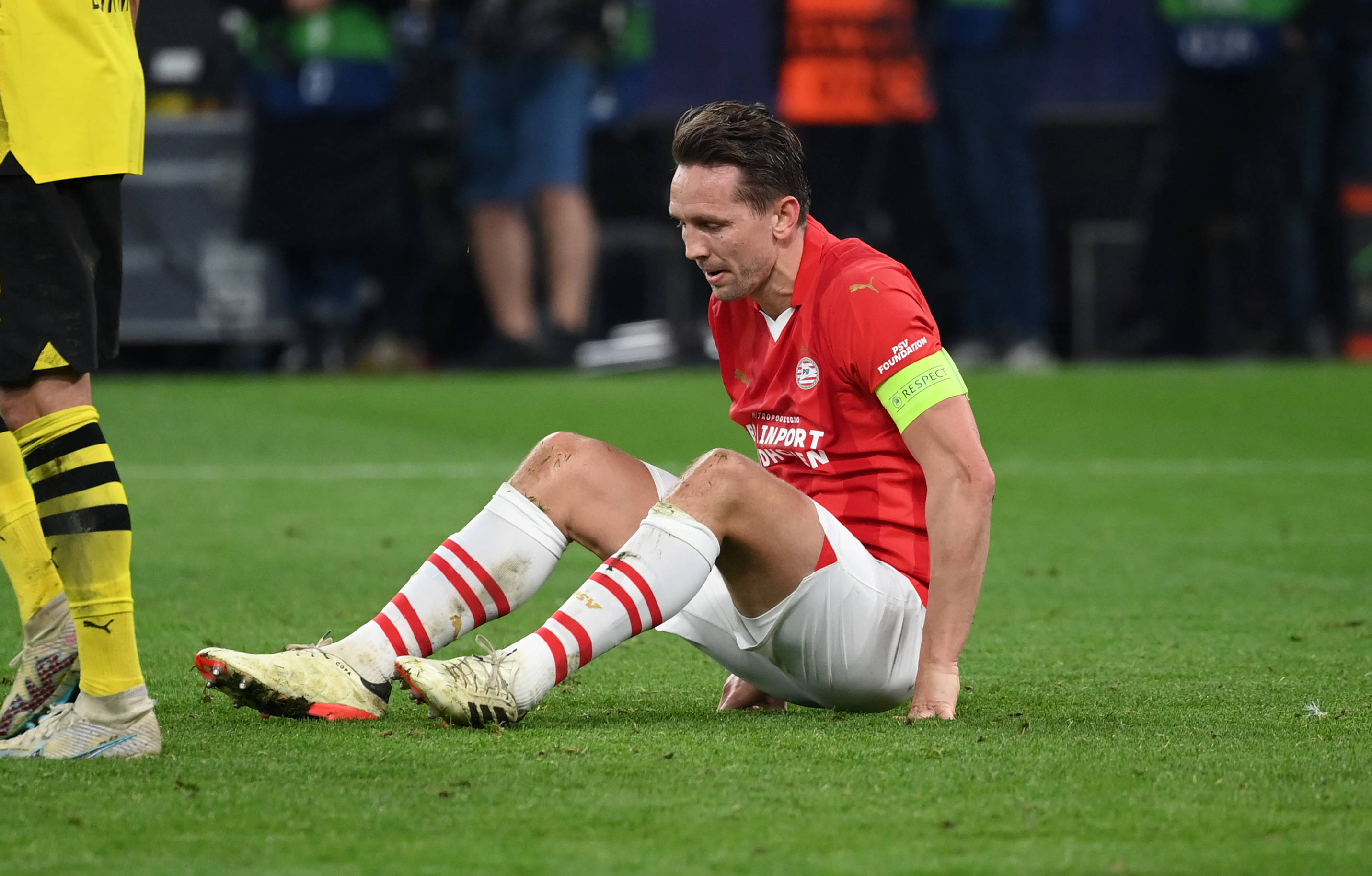 Luuk de Jong op de grond in Dortmund