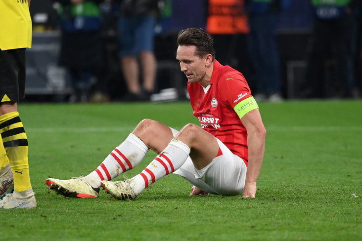 Luuk de Jong op de grond in Dortmund